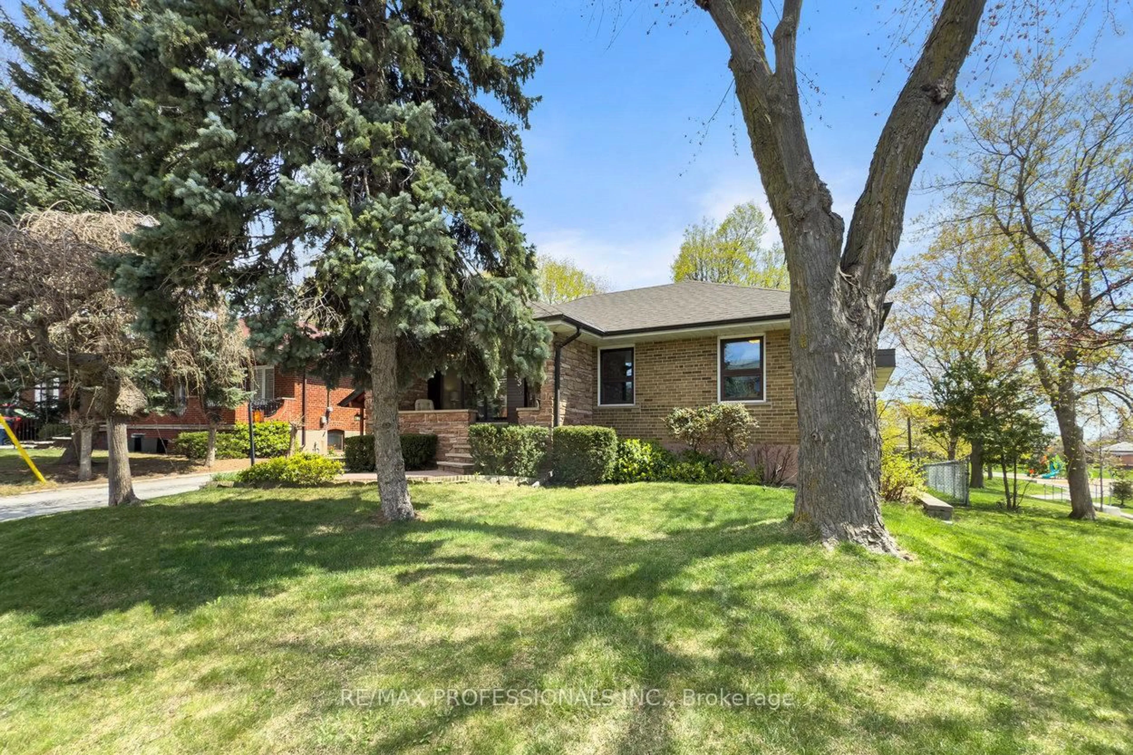 Unknown for 33 Heathrow Dr, Toronto Ontario M3M 1X1