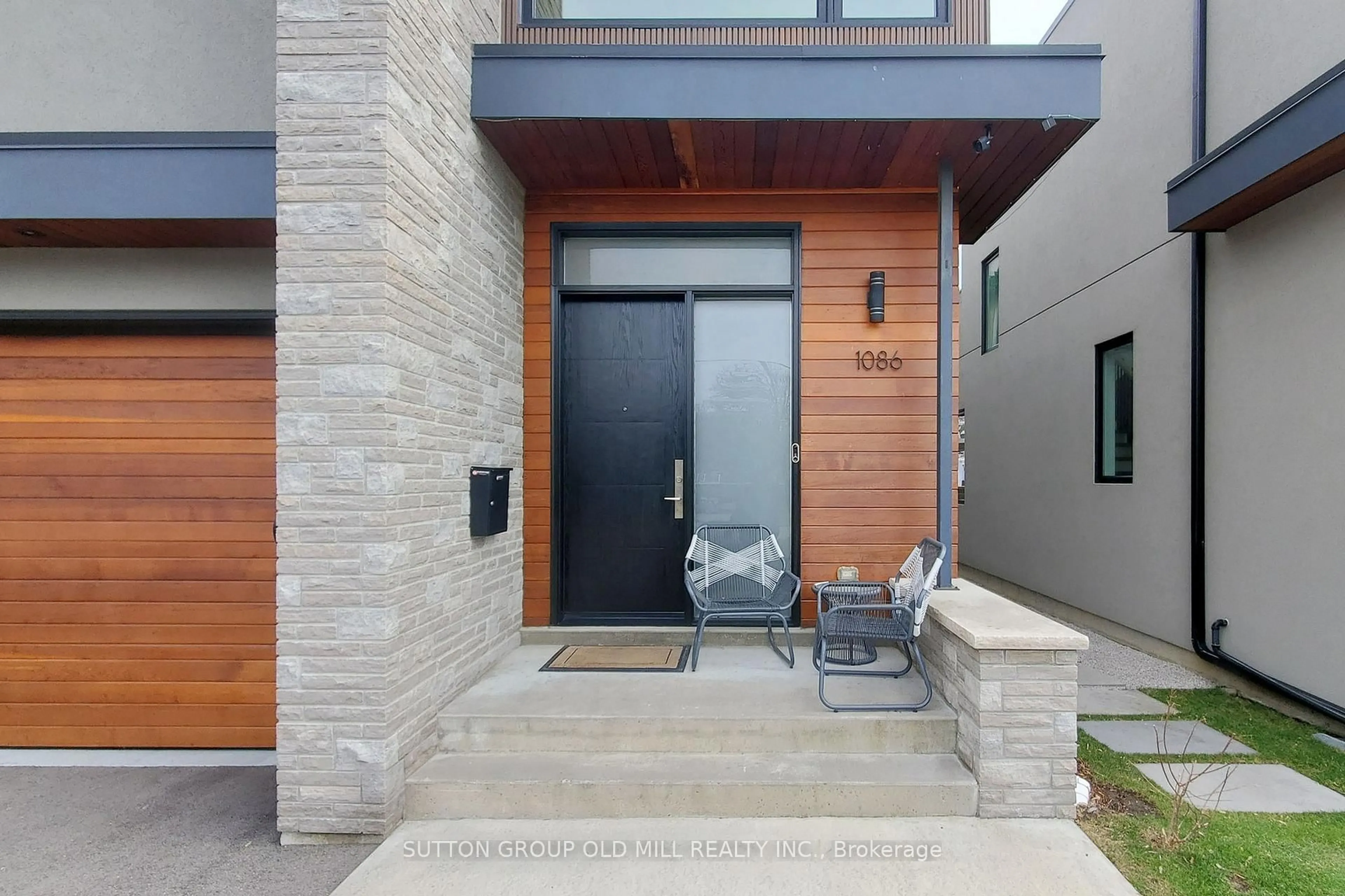 Indoor entryway for 1086 Gardner Ave, Mississauga Ontario L5E 1B7