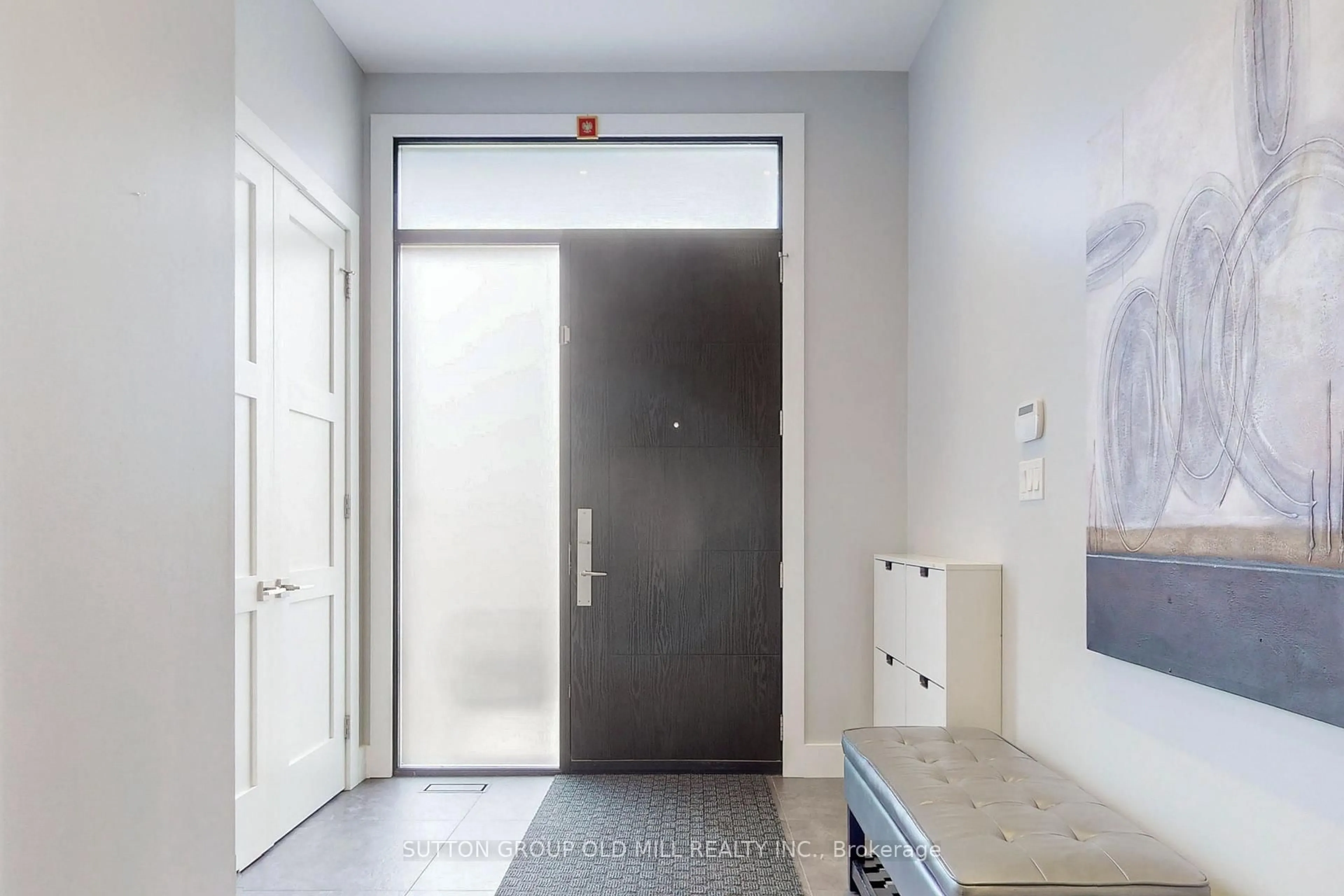 Indoor foyer for 1086 Gardner Ave, Mississauga Ontario L5E 1B7