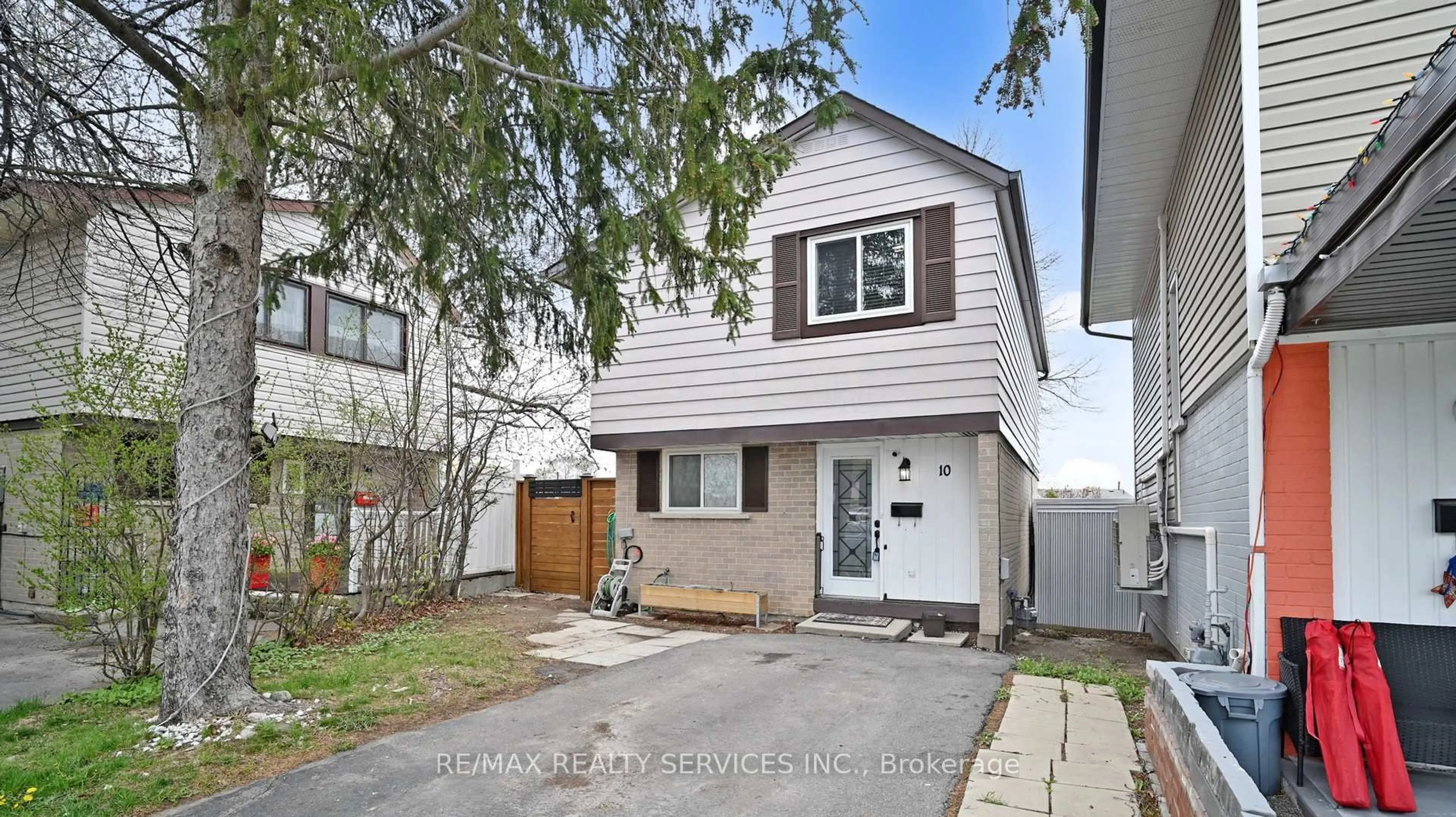 Home with vinyl exterior material, street for 10 Hillpark Tr, Brampton Ontario L6S 1R1