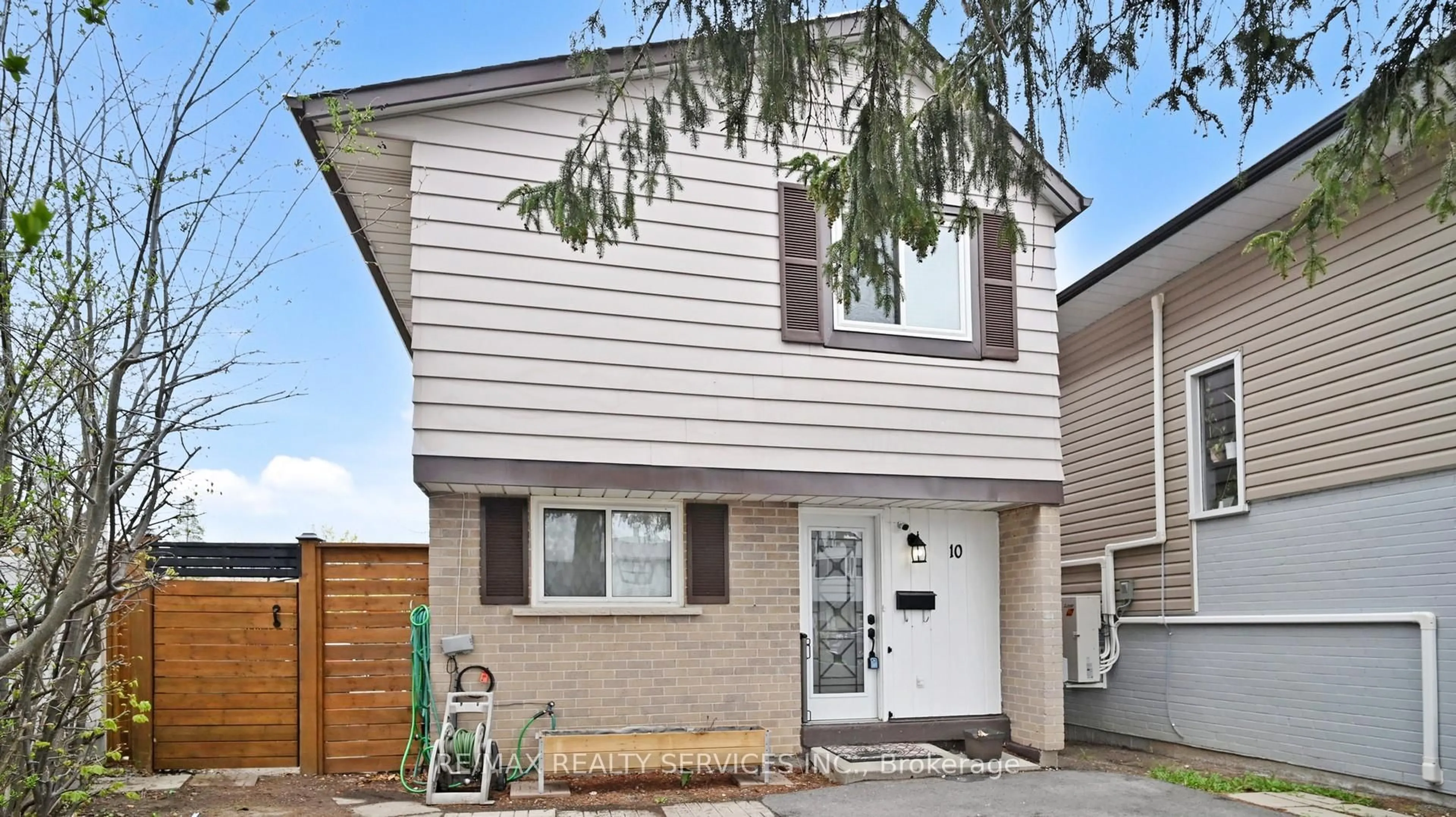 Home with vinyl exterior material, street for 10 Hillpark Tr, Brampton Ontario L6S 1R1