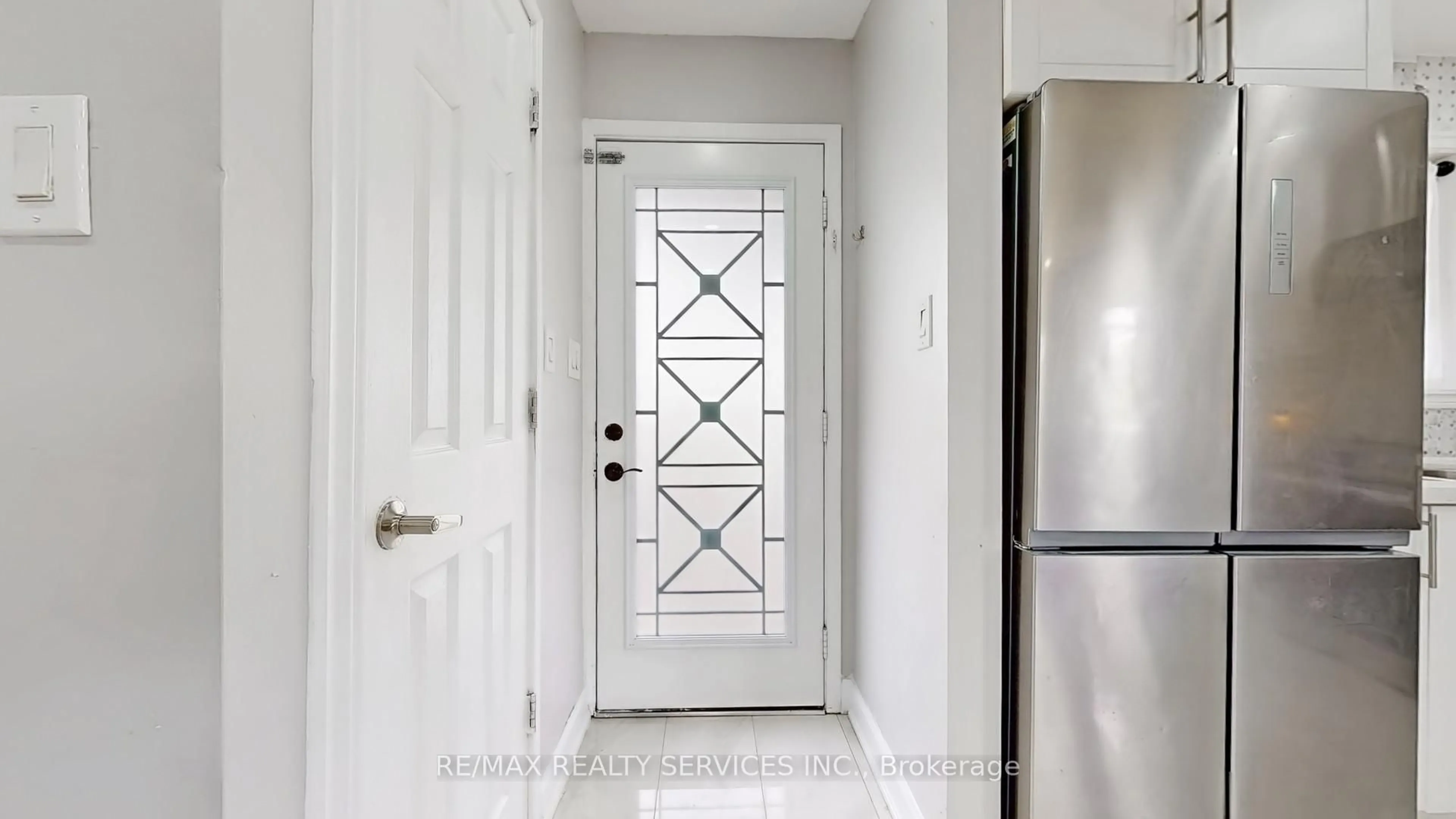 Indoor entryway for 10 Hillpark Tr, Brampton Ontario L6S 1R1