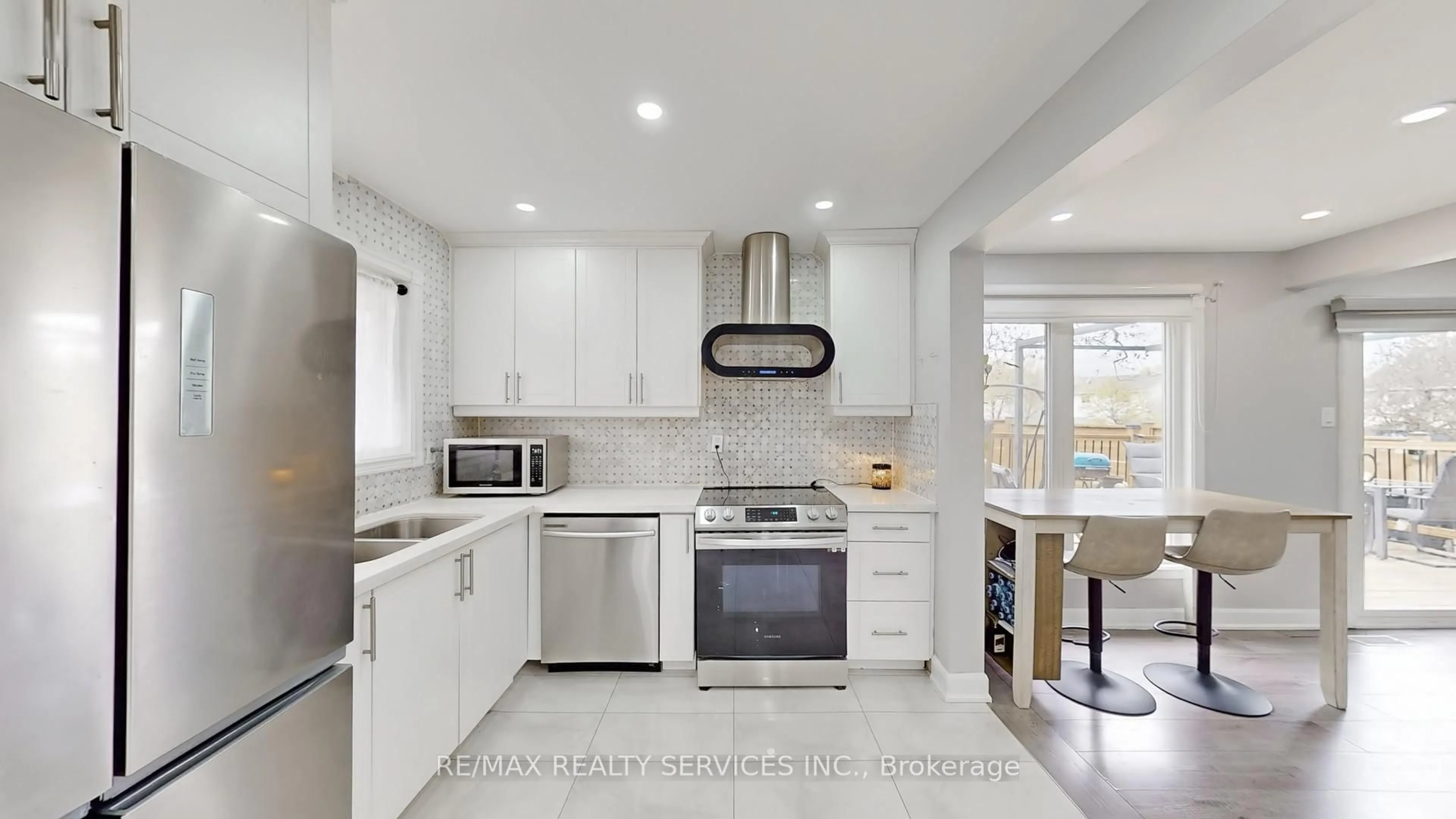 Open concept kitchen, ceramic/tile floor for 10 Hillpark Tr, Brampton Ontario L6S 1R1