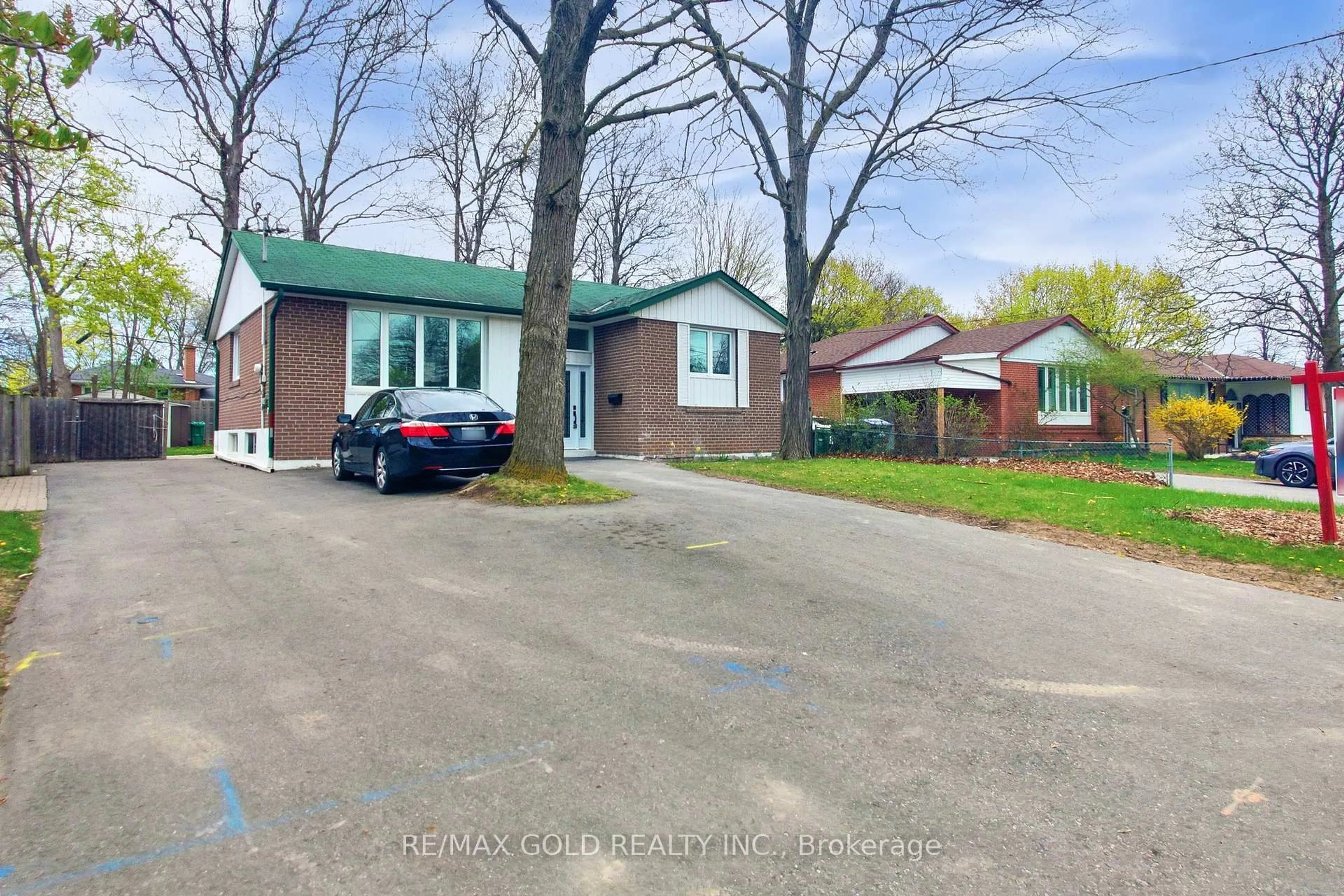 A pic from outside/outdoor area/front of a property/back of a property/a pic from drone, street for 70 Kimbark Dr, Brampton Ontario L6X 2A4