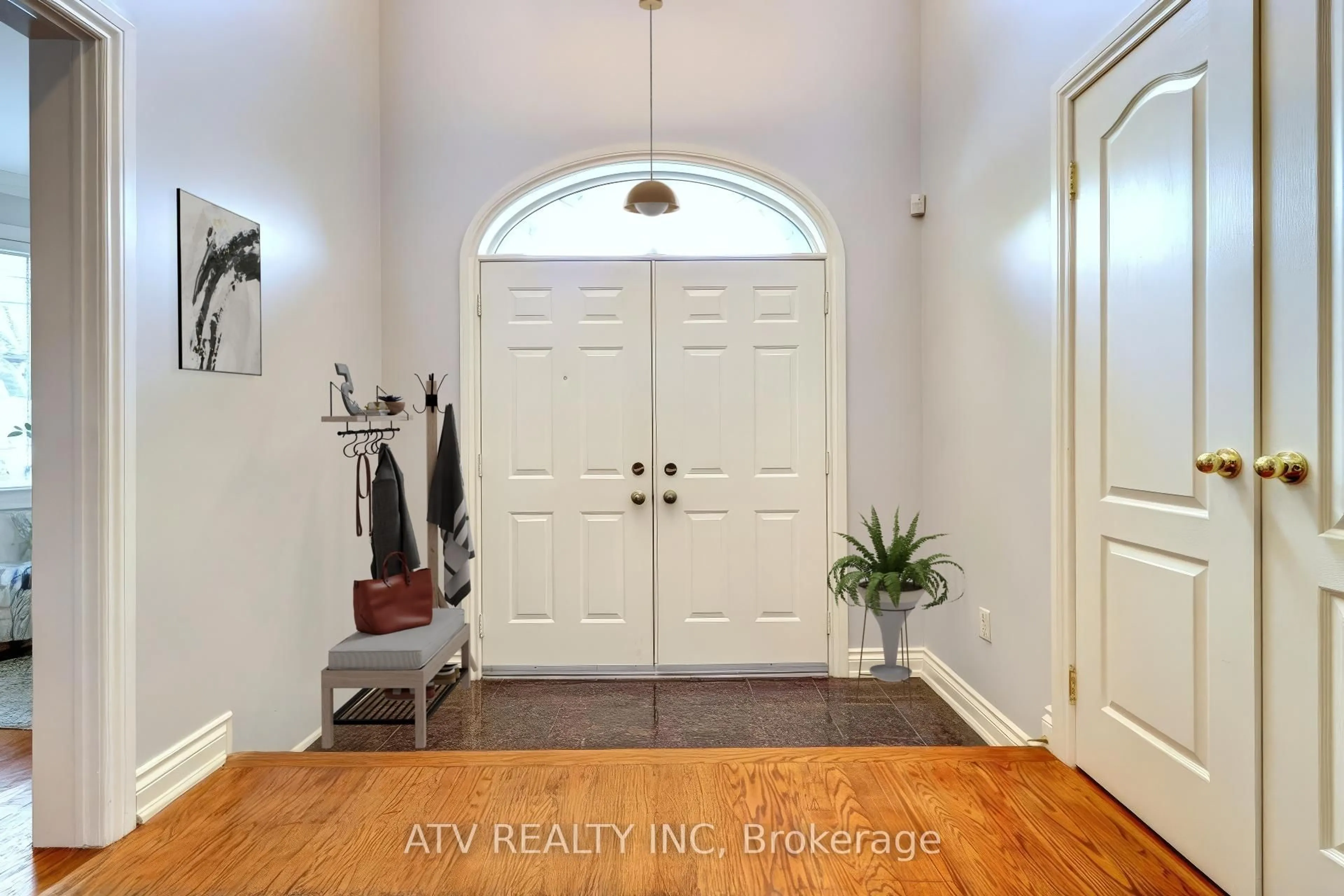 Indoor entryway for 31 Shaver Ave, Toronto Ontario M9B 3T2