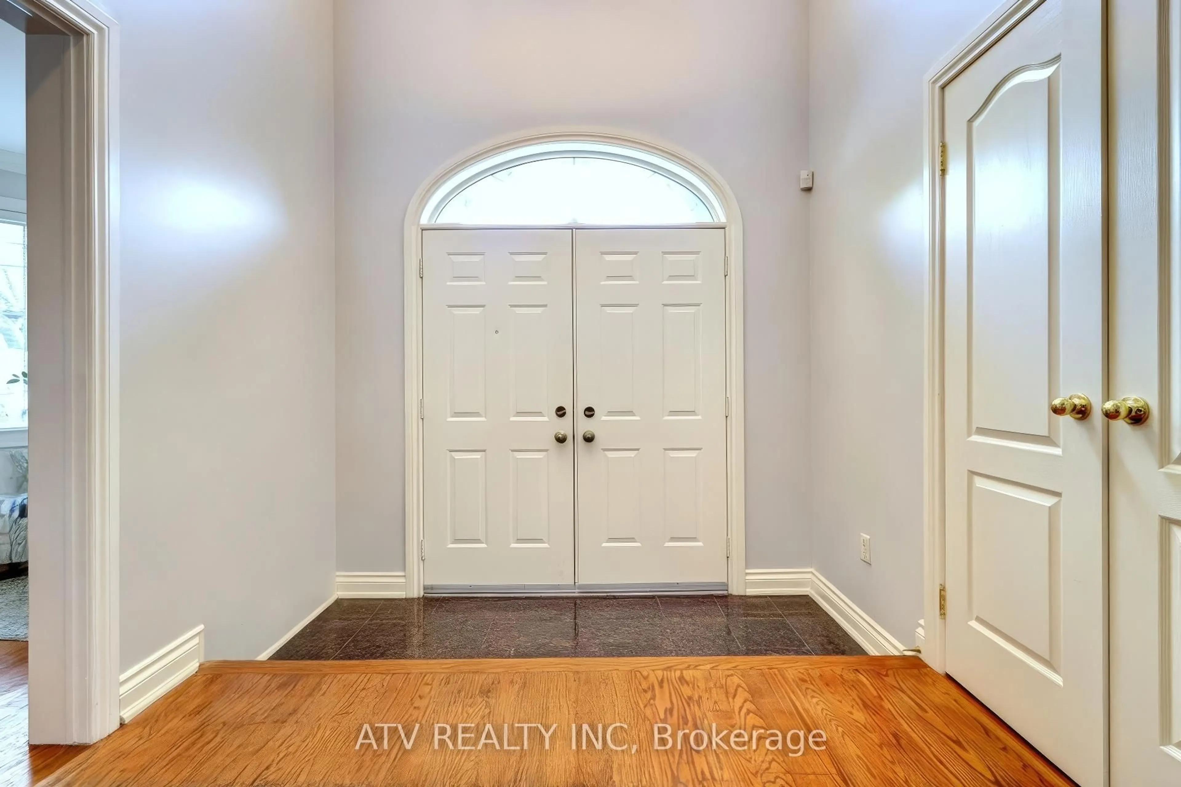 Indoor entryway for 31 Shaver Ave, Toronto Ontario M9B 3T2