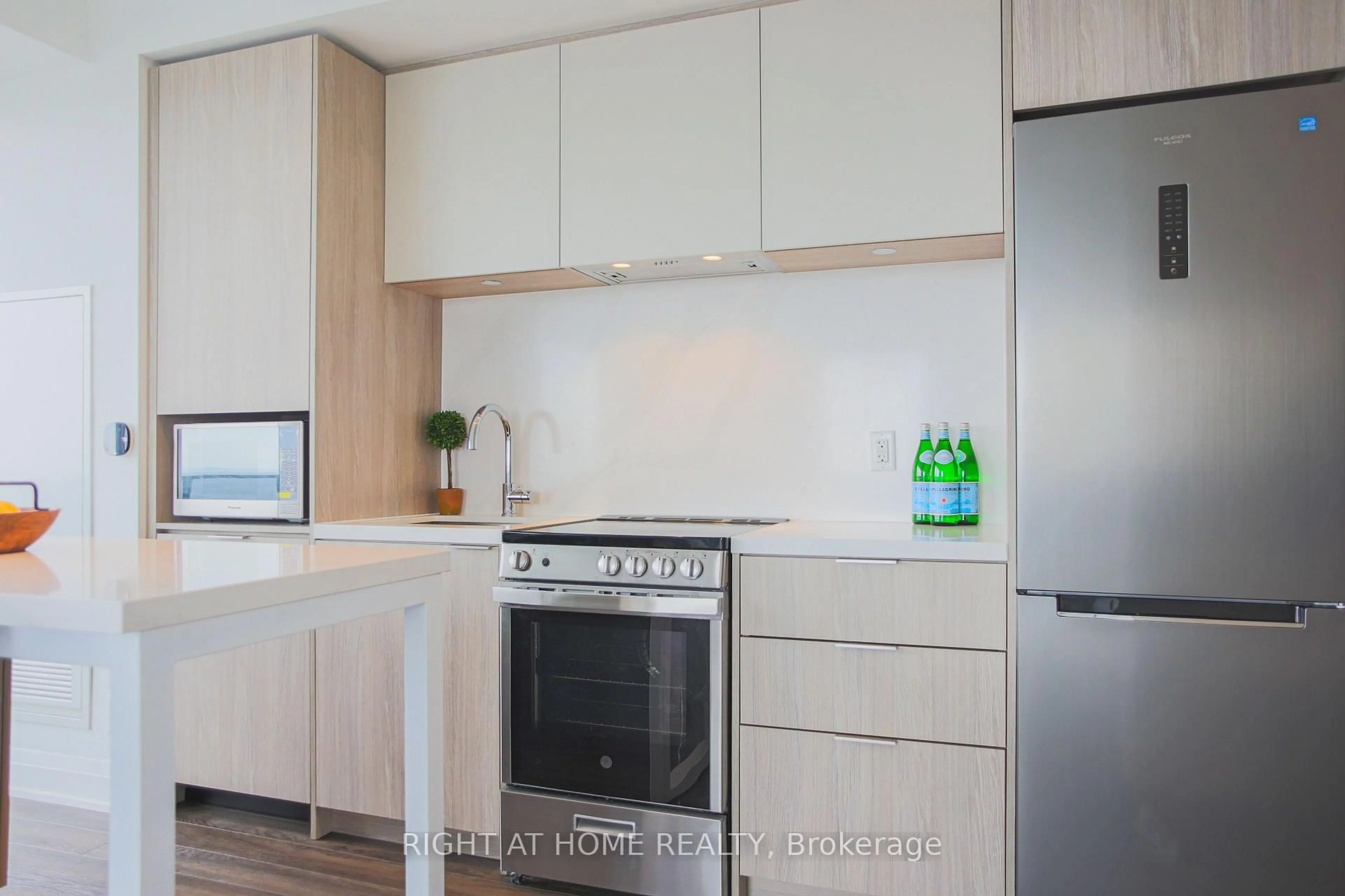 Standard kitchen, wood/laminate floor for 70 Annie Craig Dr #5002, Toronto Ontario M8V 0G2