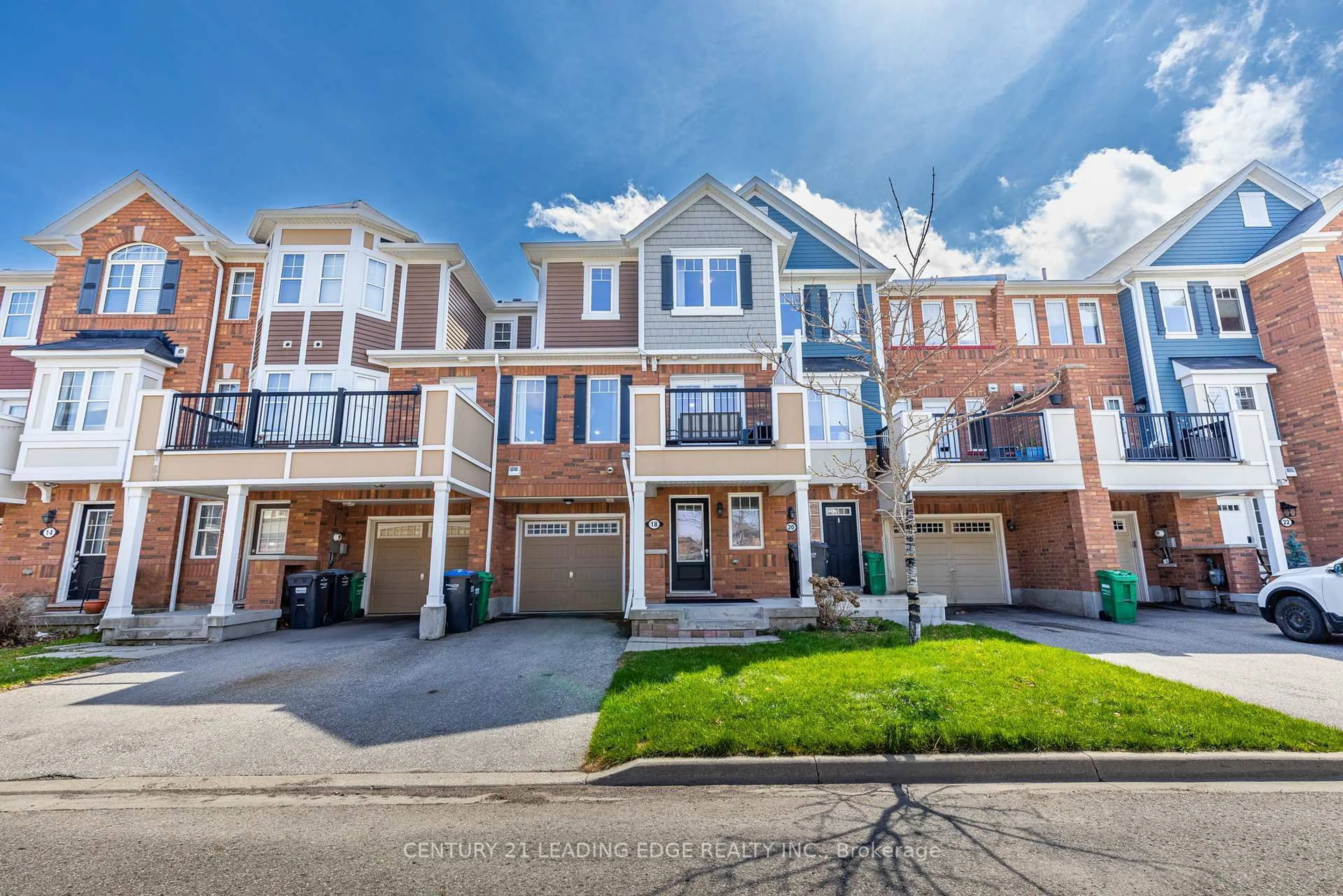 A pic from outside/outdoor area/front of a property/back of a property/a pic from drone, street for 18 DEANCREST Rd, Brampton Ontario L7A 0W2