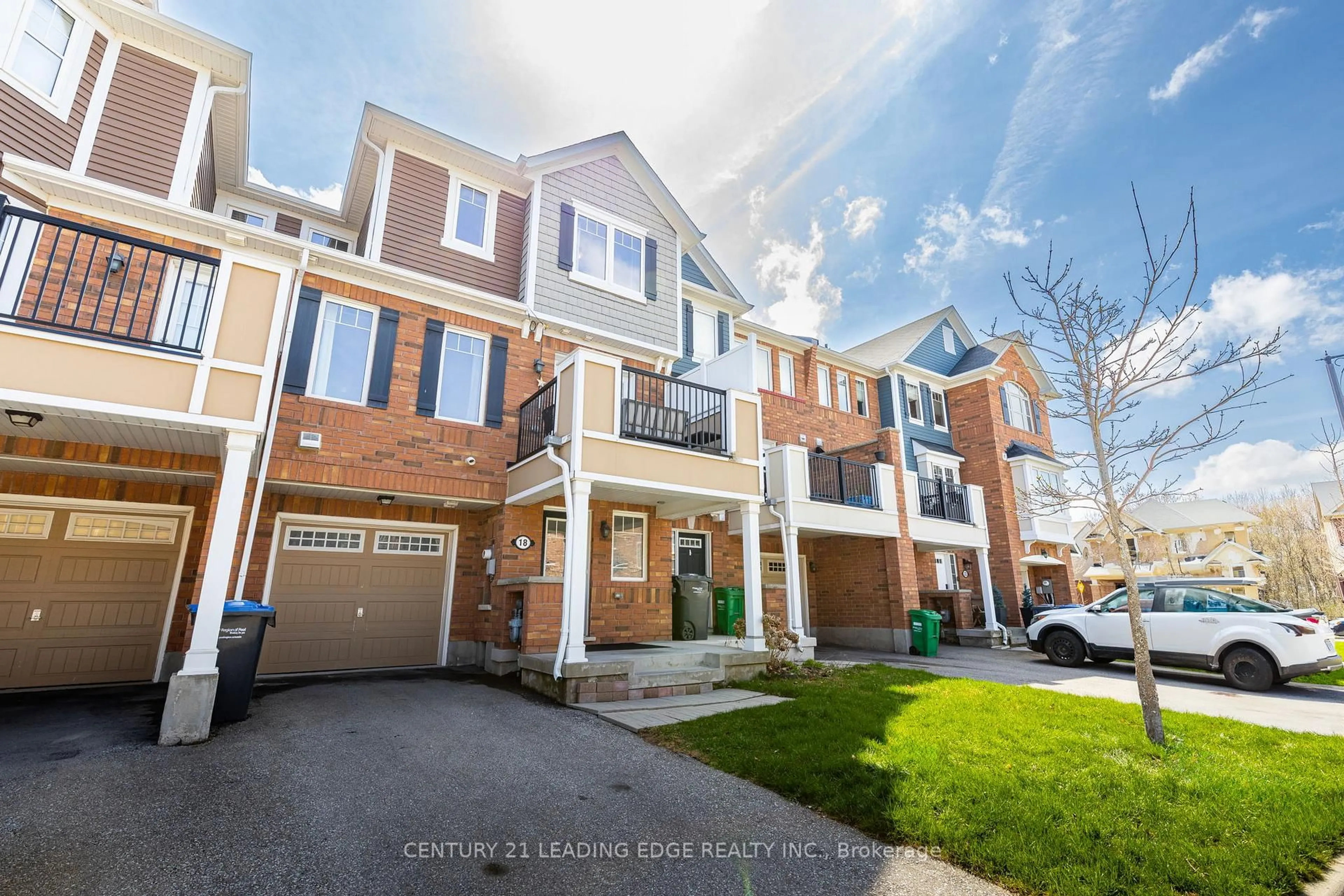 A pic from outside/outdoor area/front of a property/back of a property/a pic from drone, street for 18 DEANCREST Rd, Brampton Ontario L7A 0W2