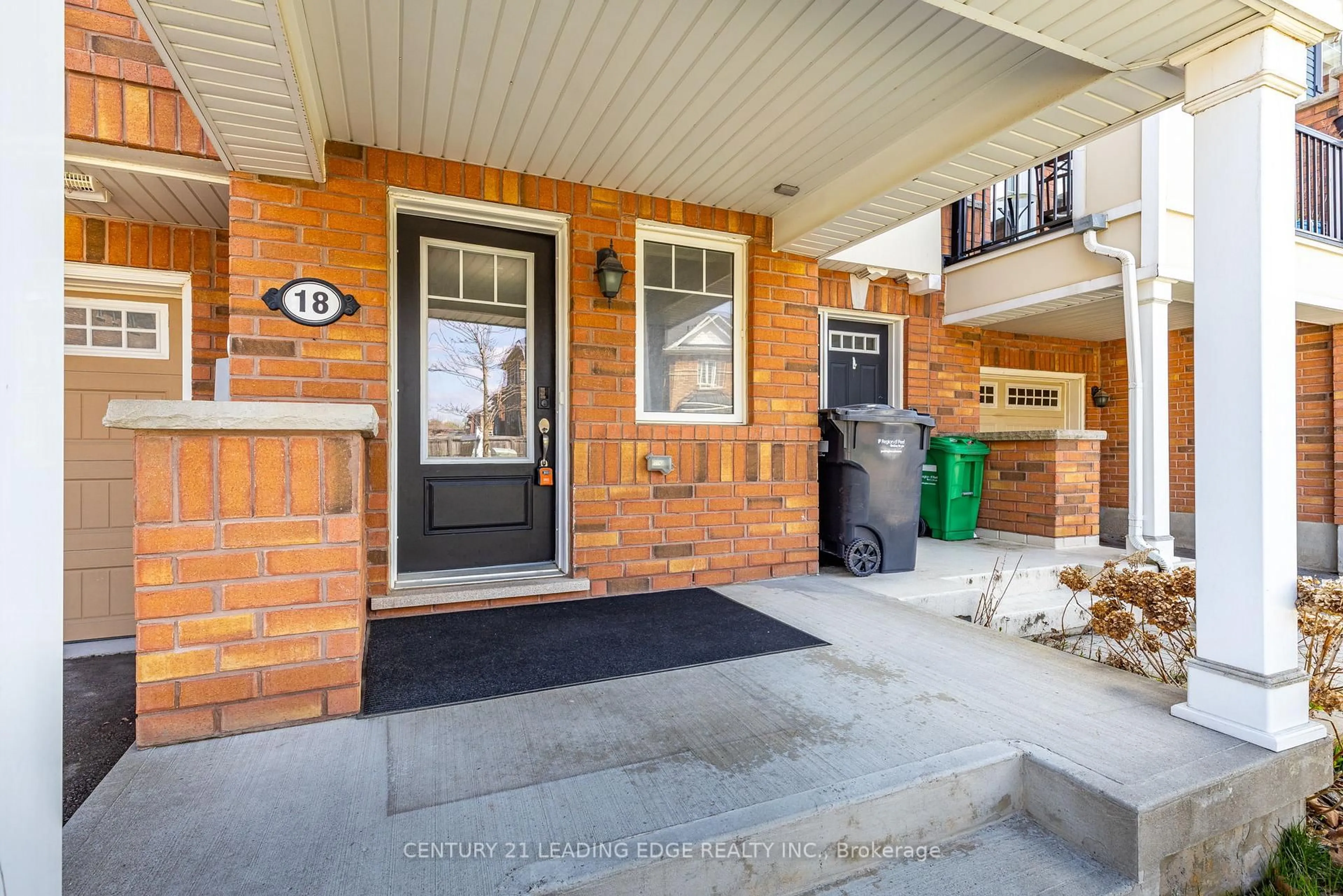 Indoor entryway for 18 DEANCREST Rd, Brampton Ontario L7A 0W2