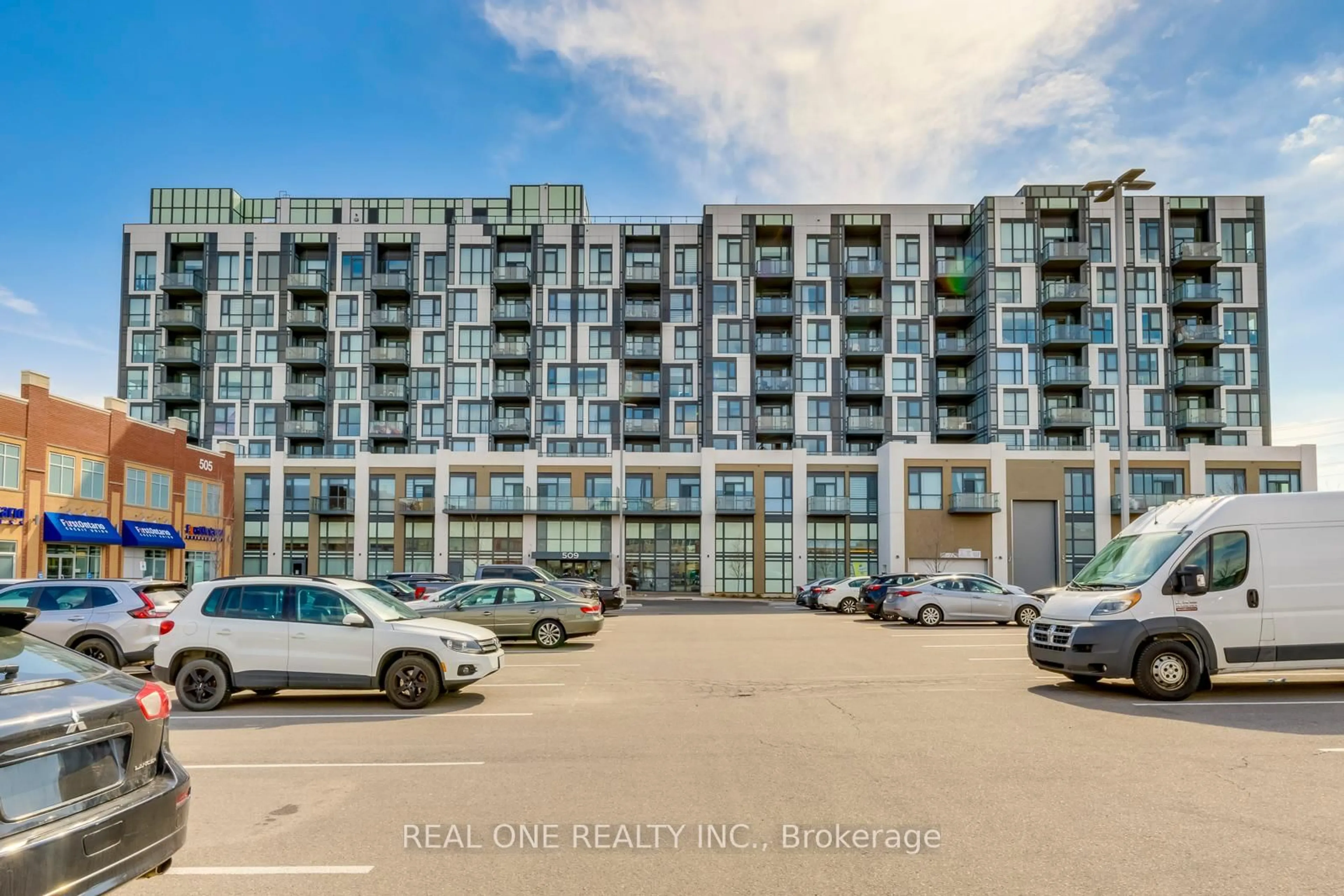 A pic from outside/outdoor area/front of a property/back of a property/a pic from drone, building for 509 Dundas St #815, Oakville Ontario L6M 4M2