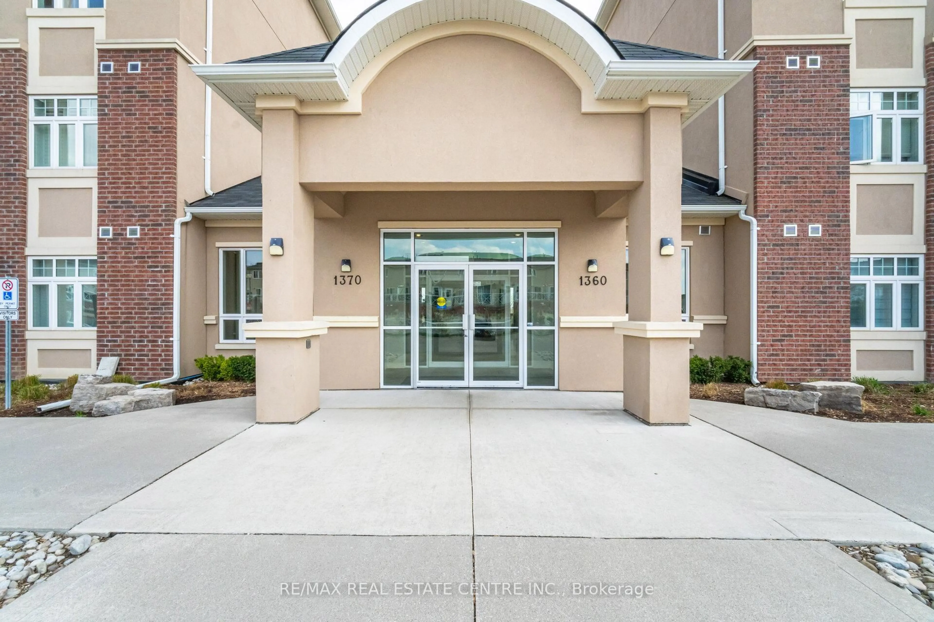 Indoor foyer for 1370 Costigan Rd #101, Milton Ontario L9T 0Y8