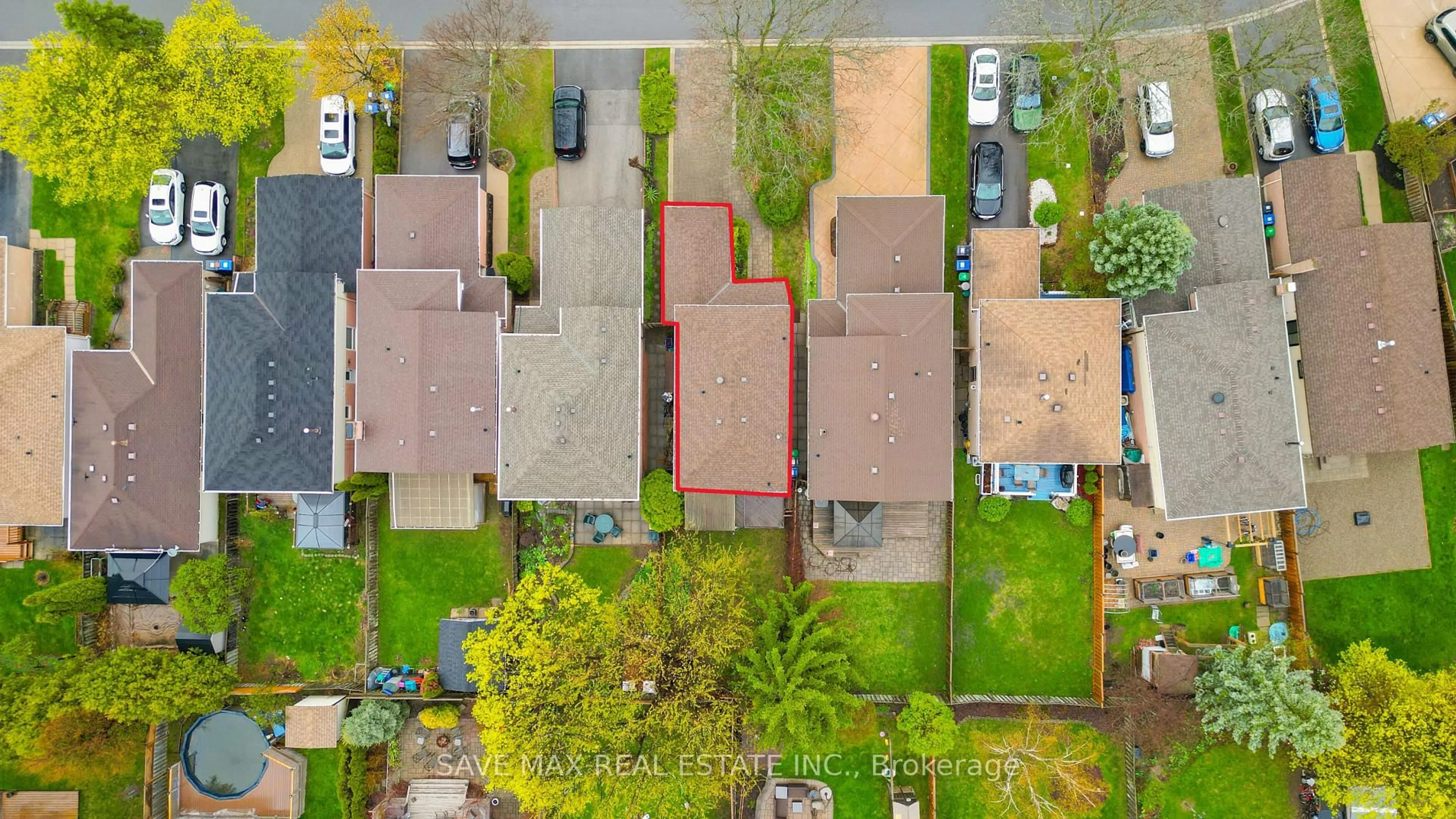 A pic from outside/outdoor area/front of a property/back of a property/a pic from drone, street for 3158 Keynes Cres, Mississauga Ontario L5N 3A1