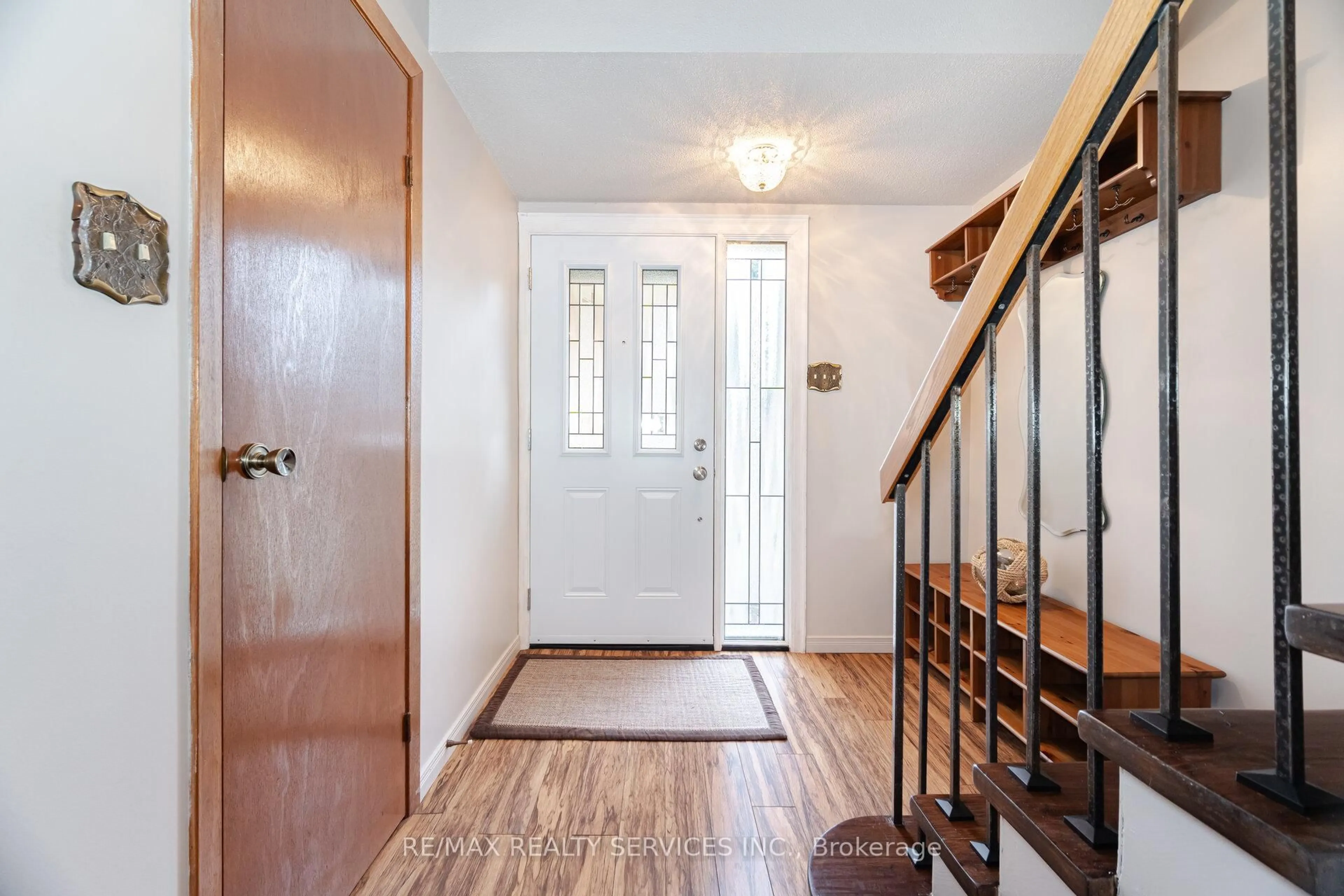 Indoor entryway for 1951 Rathburn Rd #111, Mississauga Ontario L4W 2N9