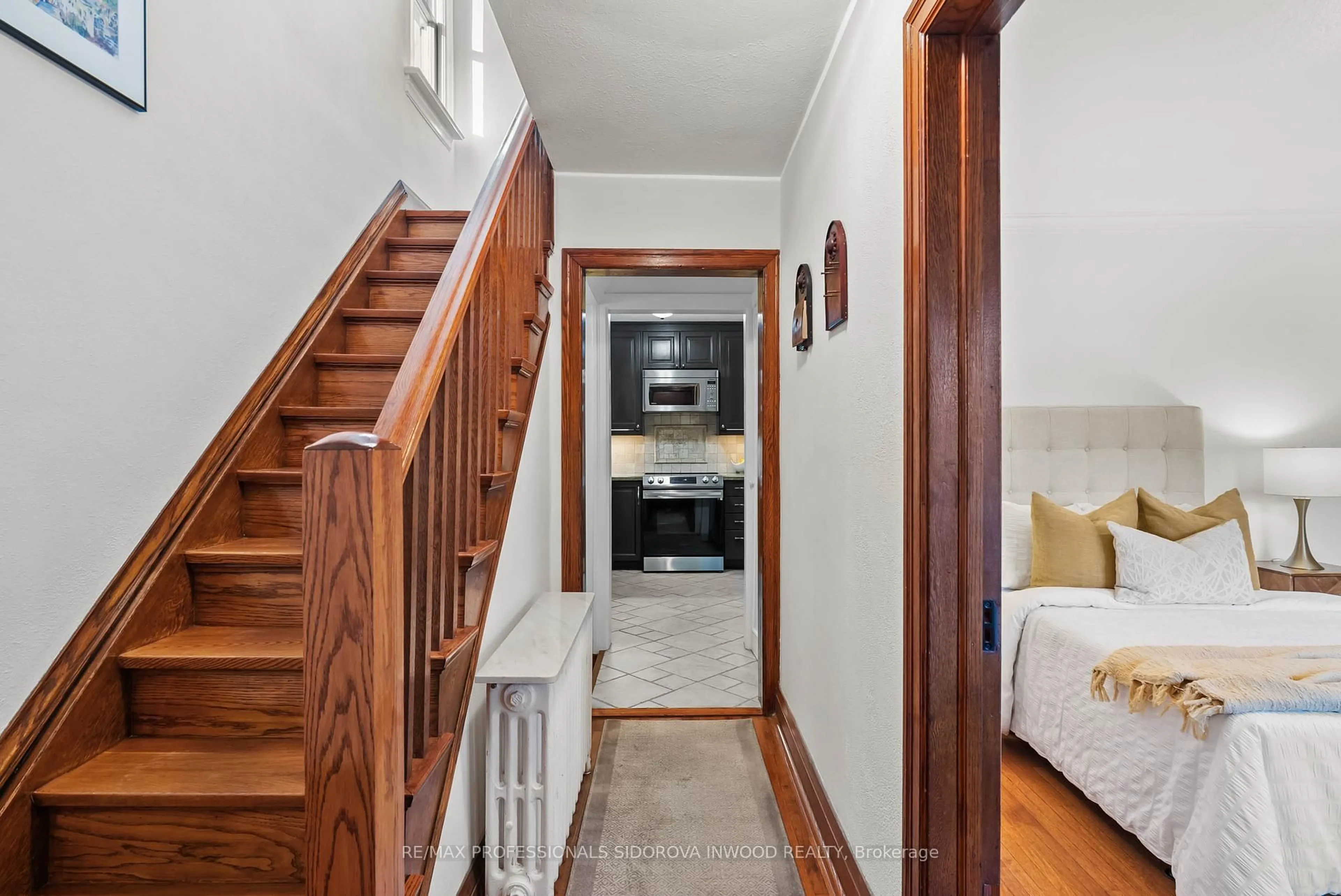 Indoor entryway for 38 Warren Cres, Toronto Ontario M6S 4S2