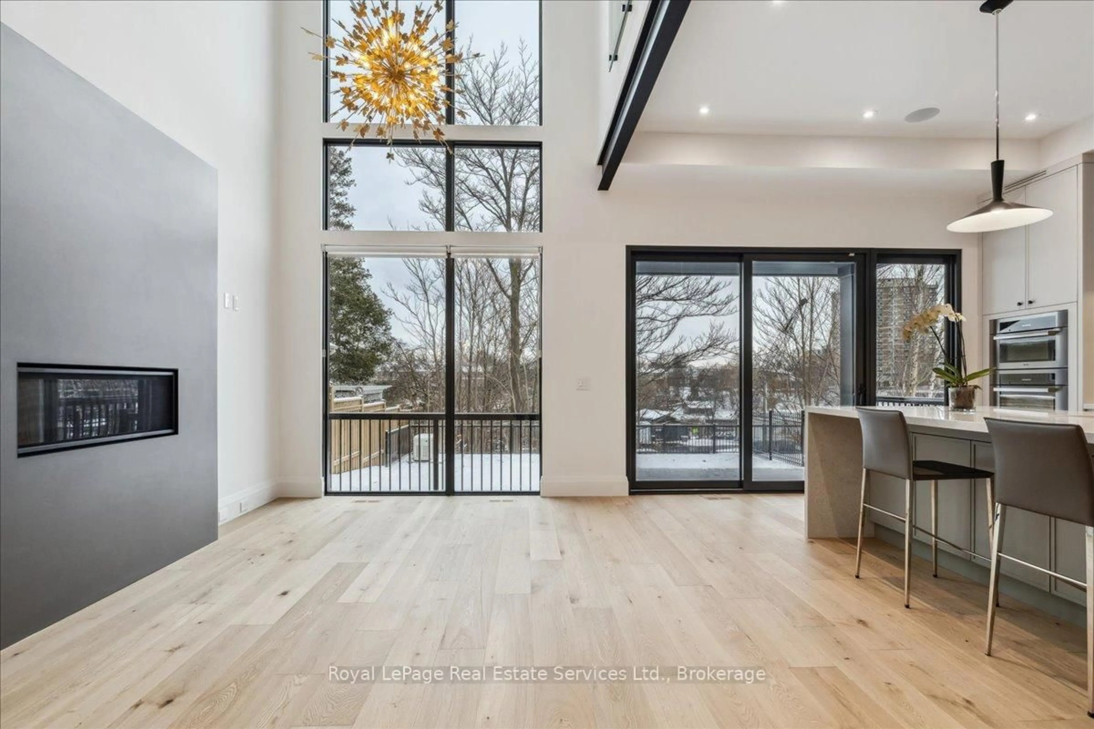 Indoor entryway for 68 Navy St, Oakville Ontario L6J 2Y9