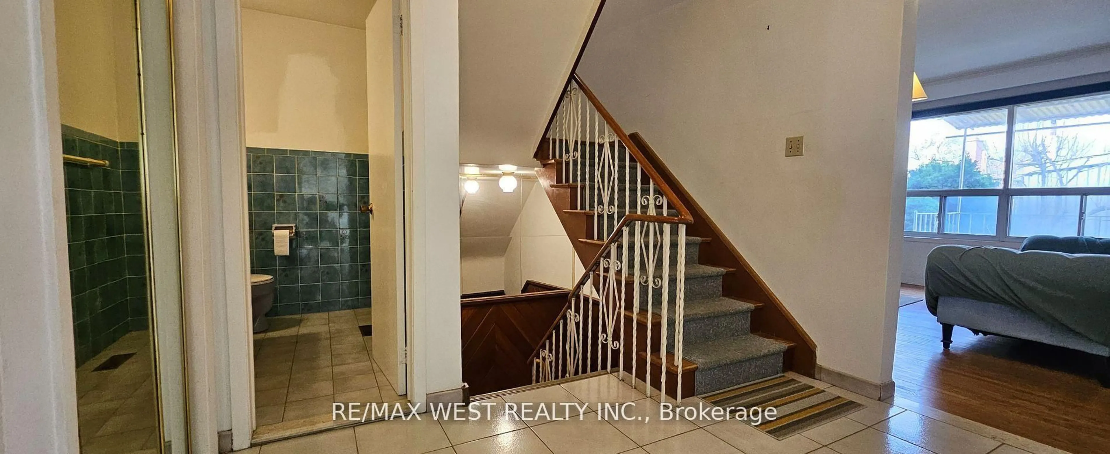Indoor foyer for 18 Richgrove Dr, Toronto Ontario M9R 2K9