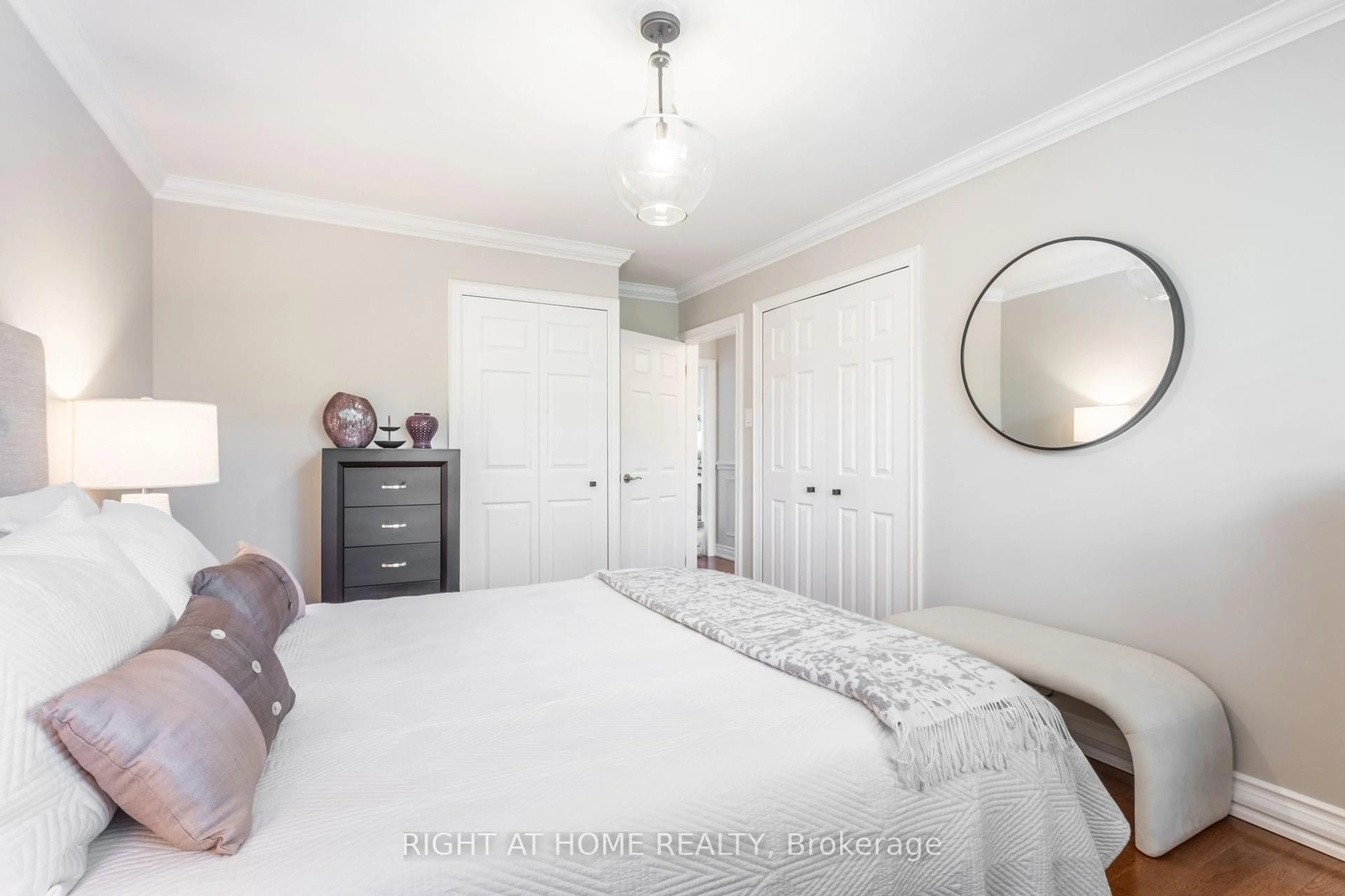 Bedroom with bed, unknown for 337 Monica Cres, Burlington Ontario L7N 1Z5