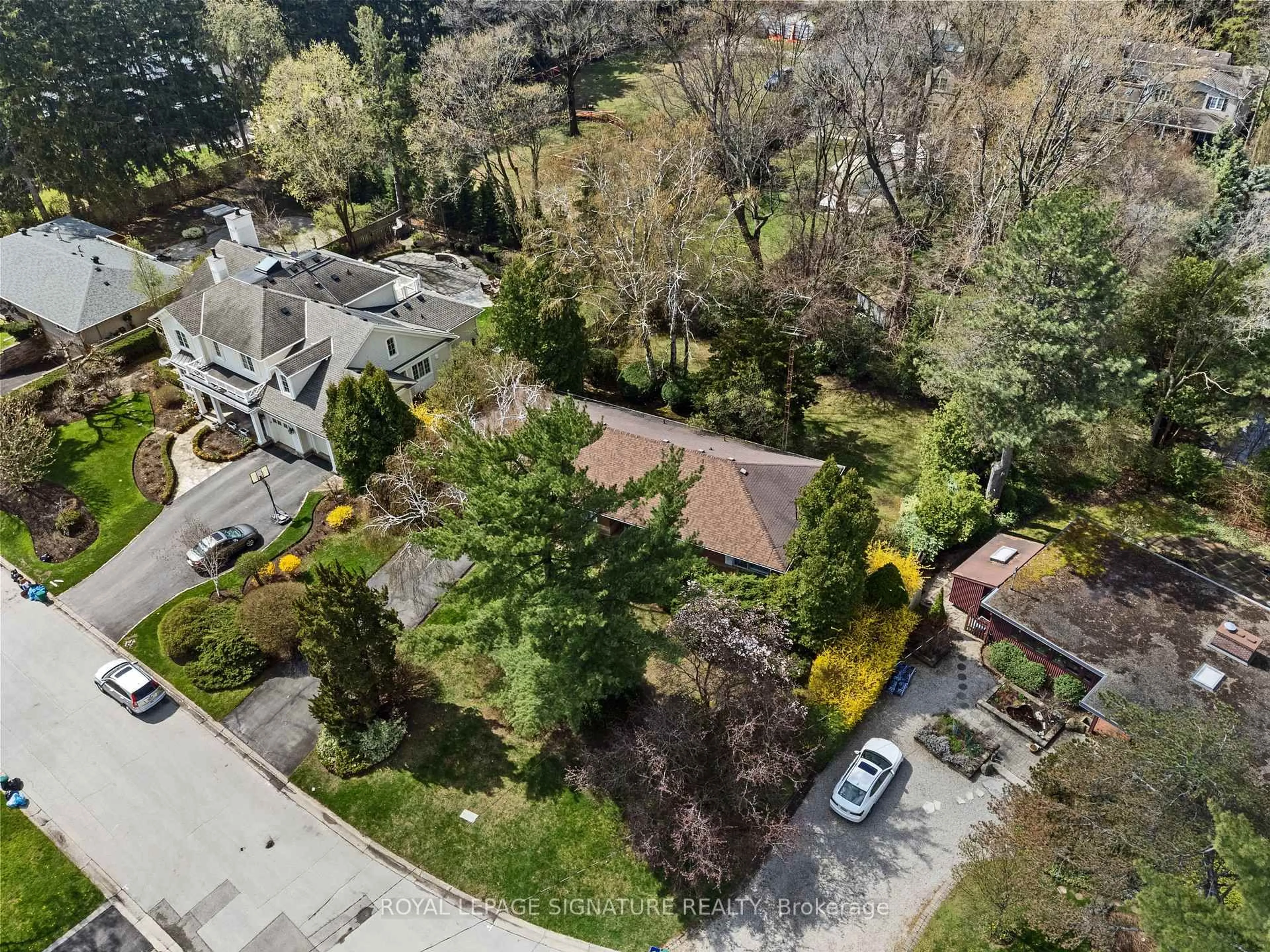 A pic from outside/outdoor area/front of a property/back of a property/a pic from drone, street for 316 Coral Terr, Oakville Ontario L6J 4C4