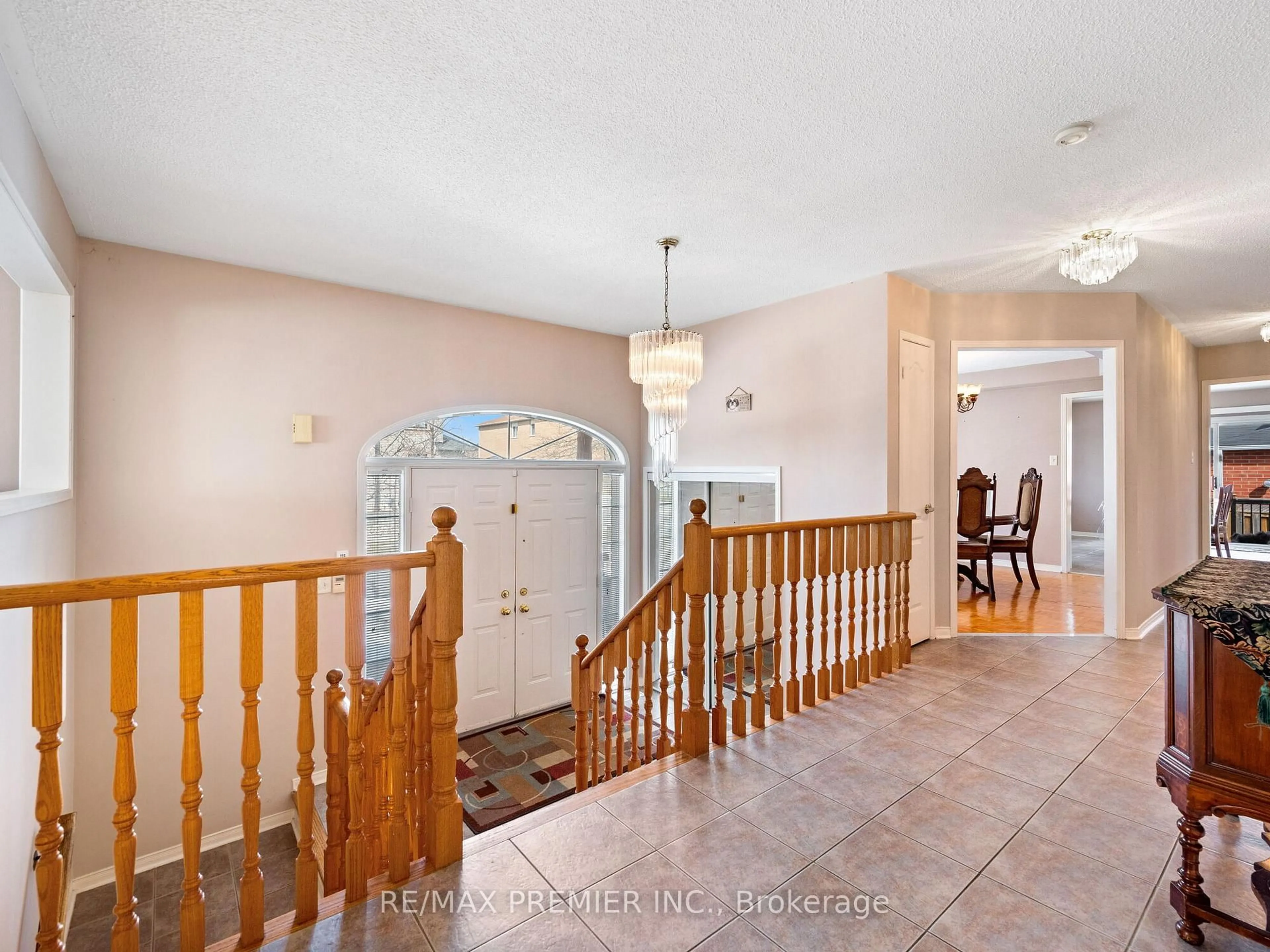 Indoor foyer for 1 Shady Glen Cres, Caledon Ontario L7E 2K4
