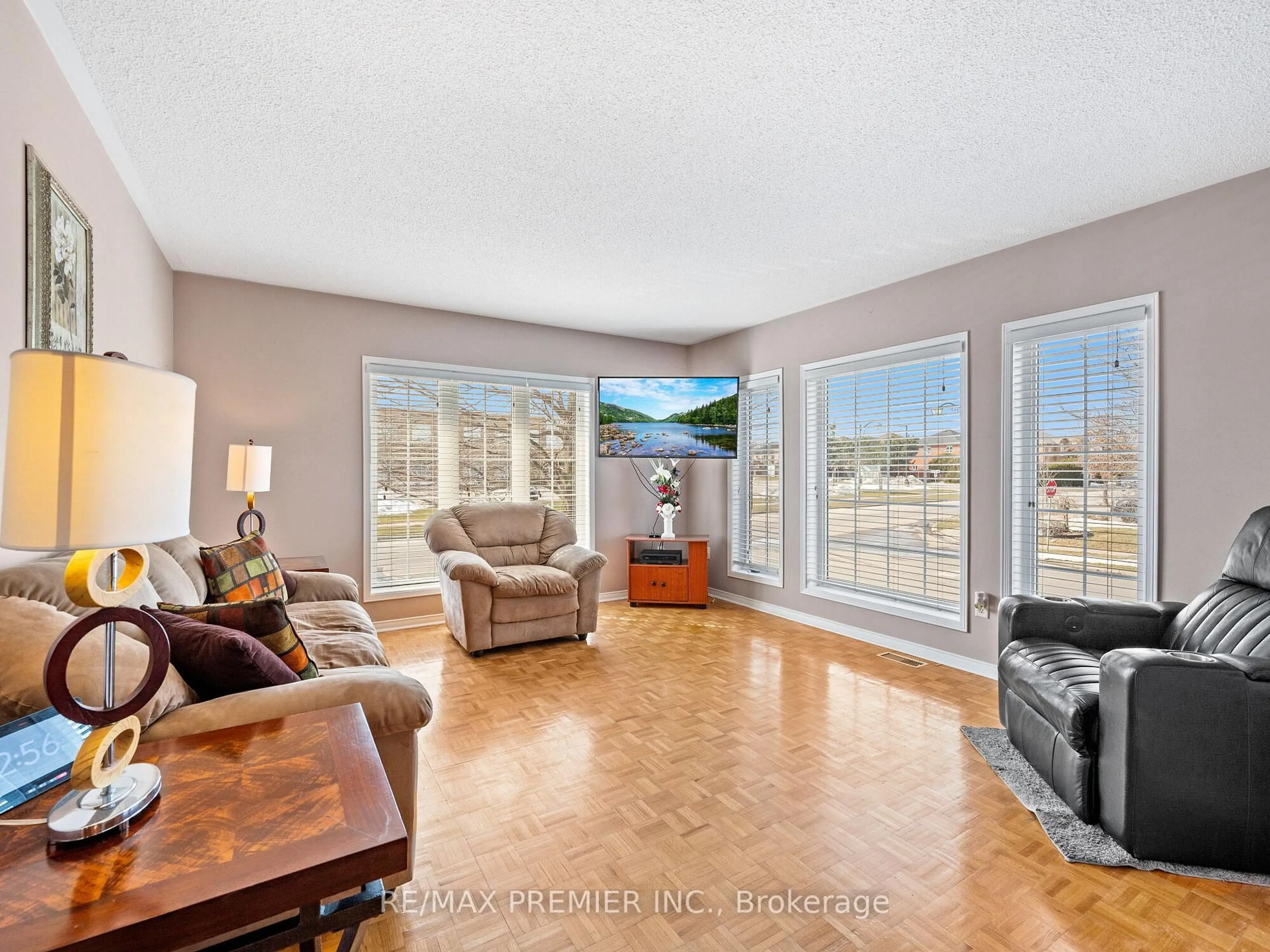 Living room with furniture, unknown for 1 Shady Glen Cres, Caledon Ontario L7E 2K4