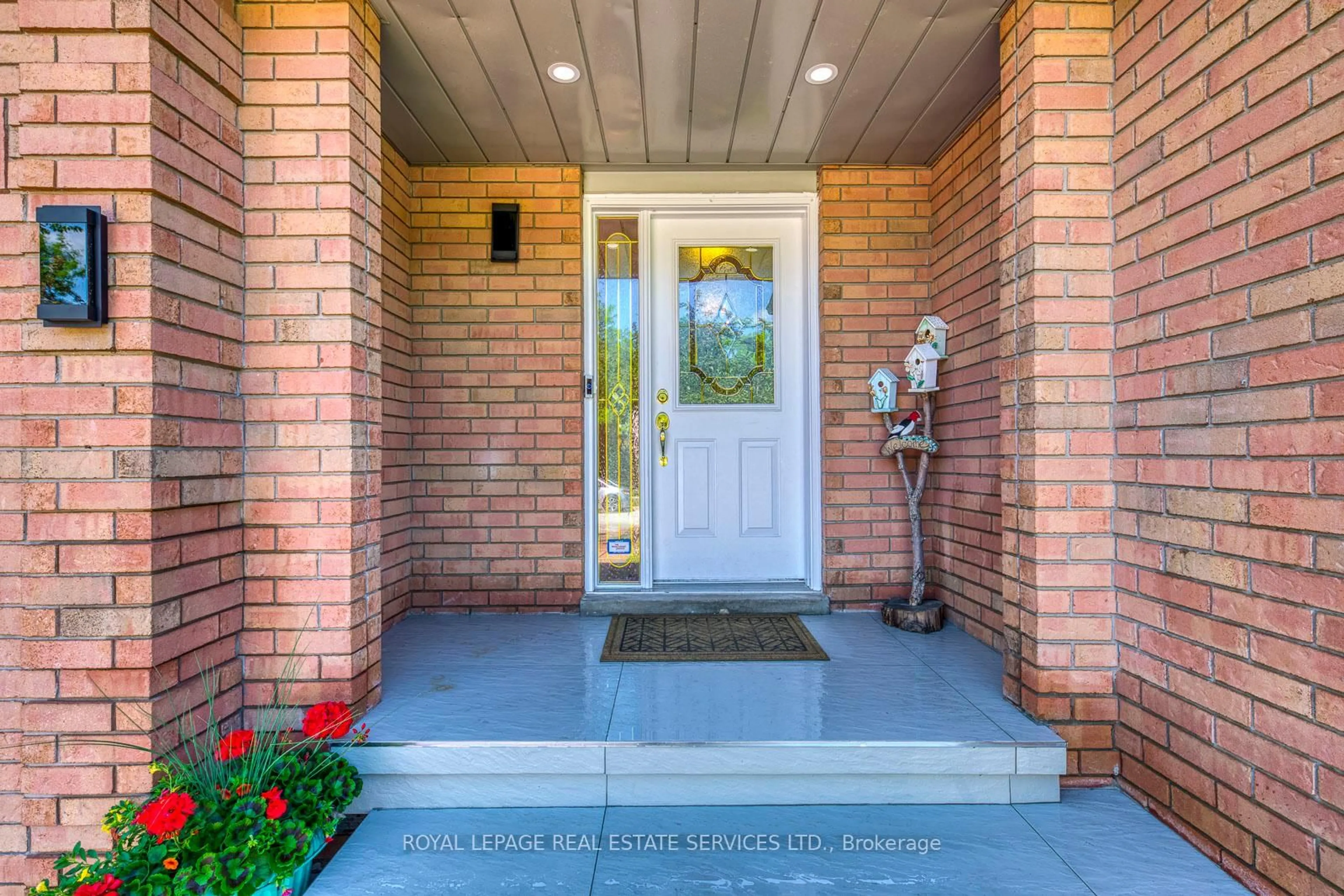 Indoor entryway for 1220 Old Oak Dr, Oakville Ontario L6M 3K6