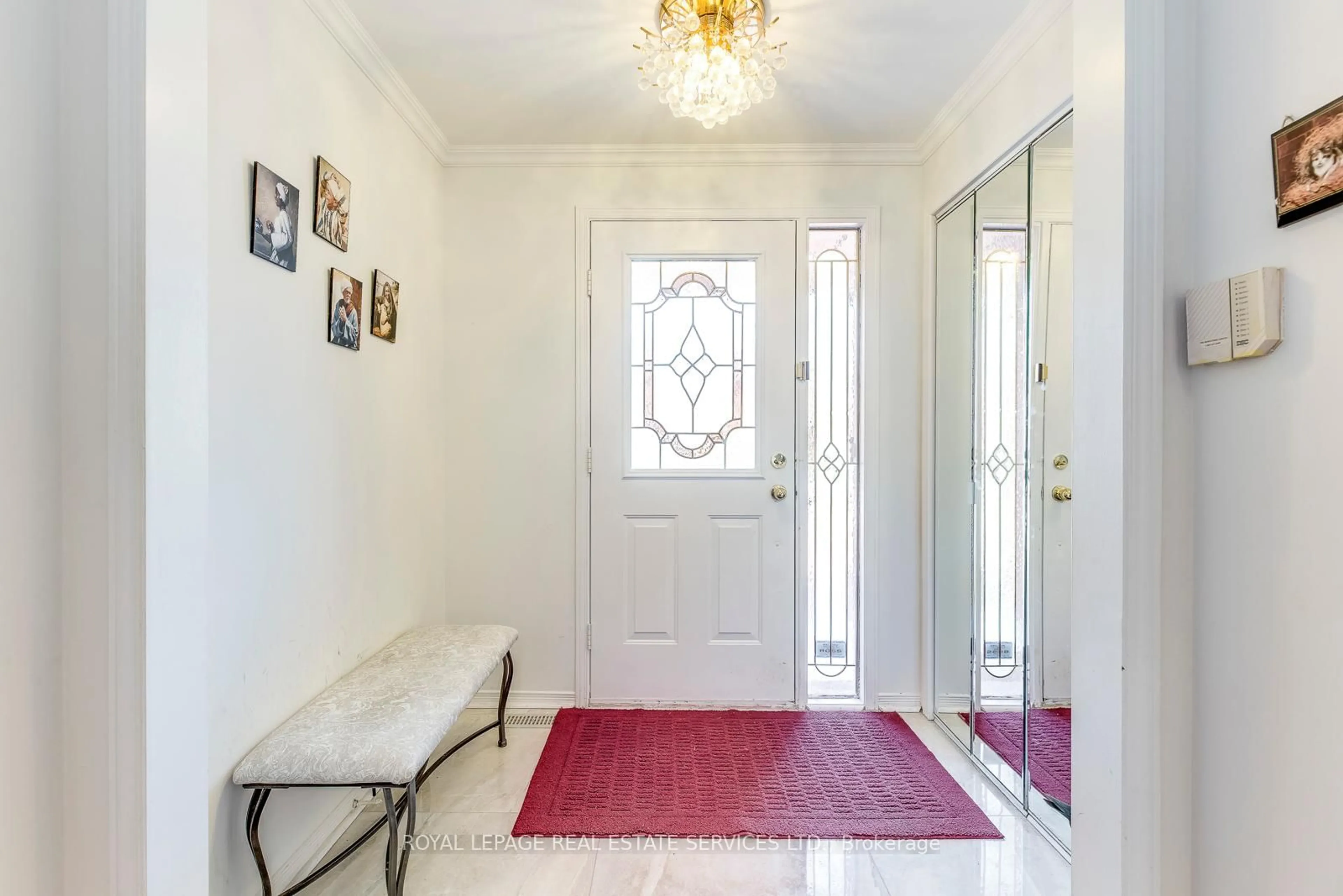 Indoor entryway for 1220 Old Oak Dr, Oakville Ontario L6M 3K6
