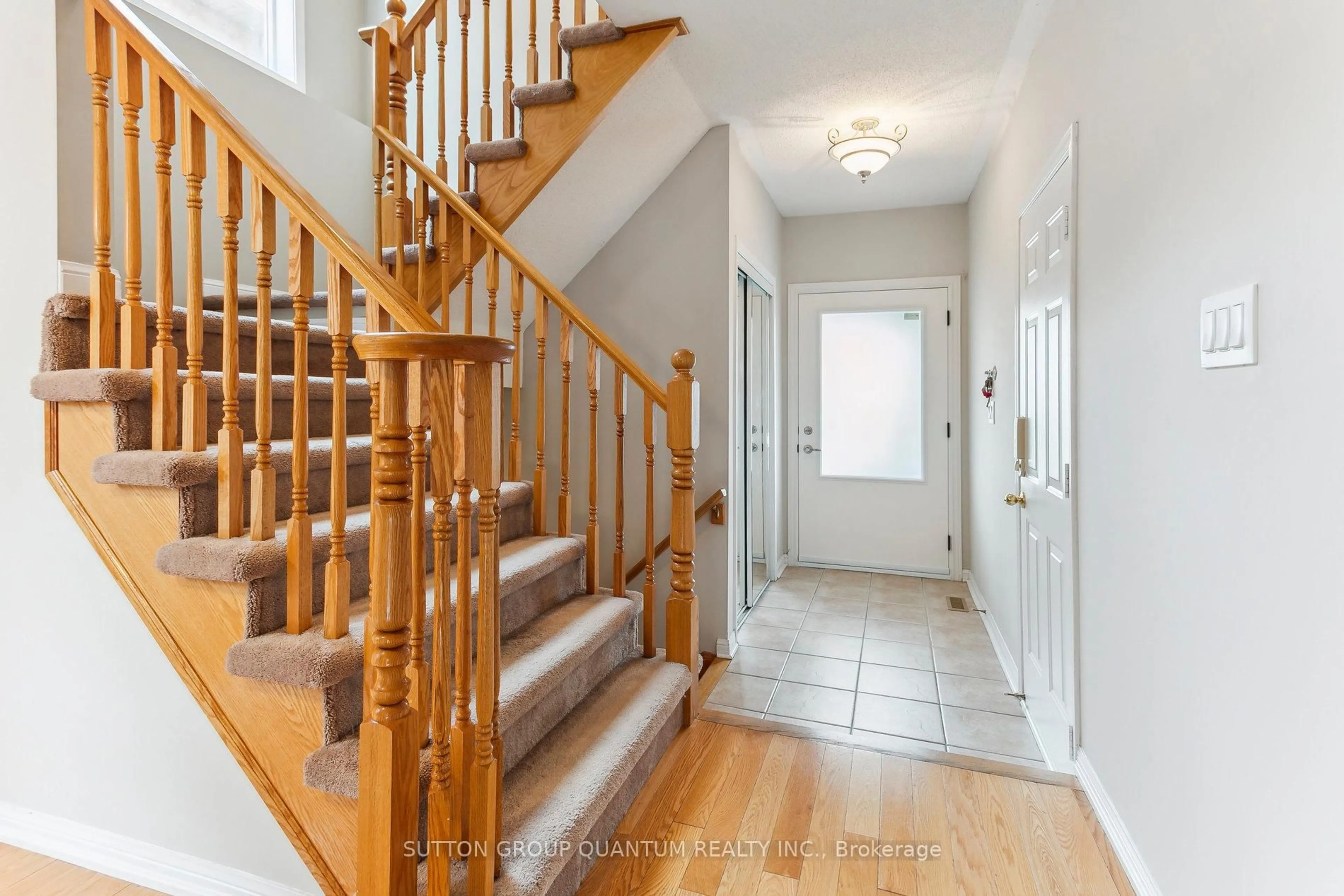 Indoor entryway for 1640 Beard Dr, Milton Ontario L9T 5N2