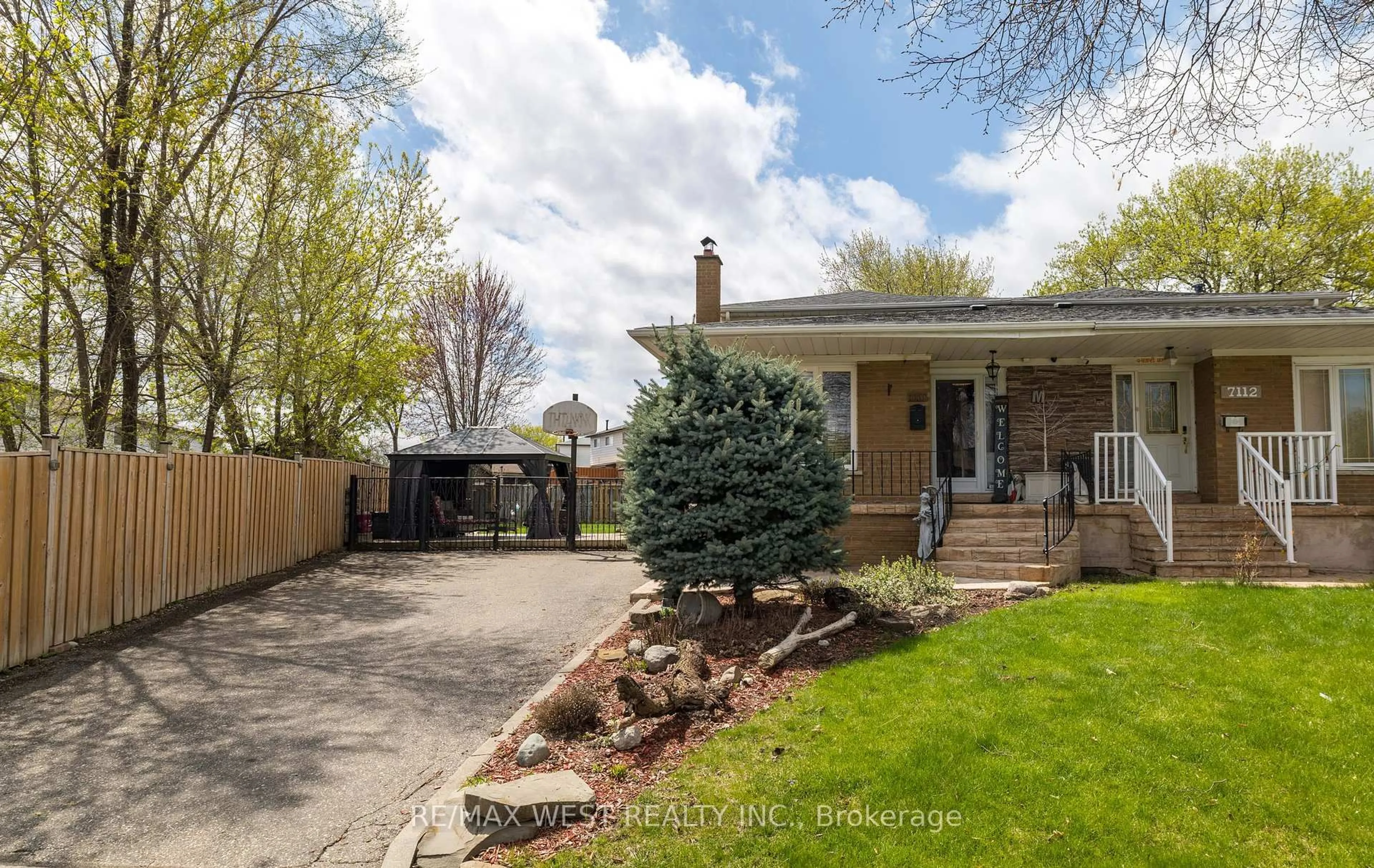 A pic from outside/outdoor area/front of a property/back of a property/a pic from drone, street for 7110 Codlin Ave, Mississauga Ontario L4T 2M4