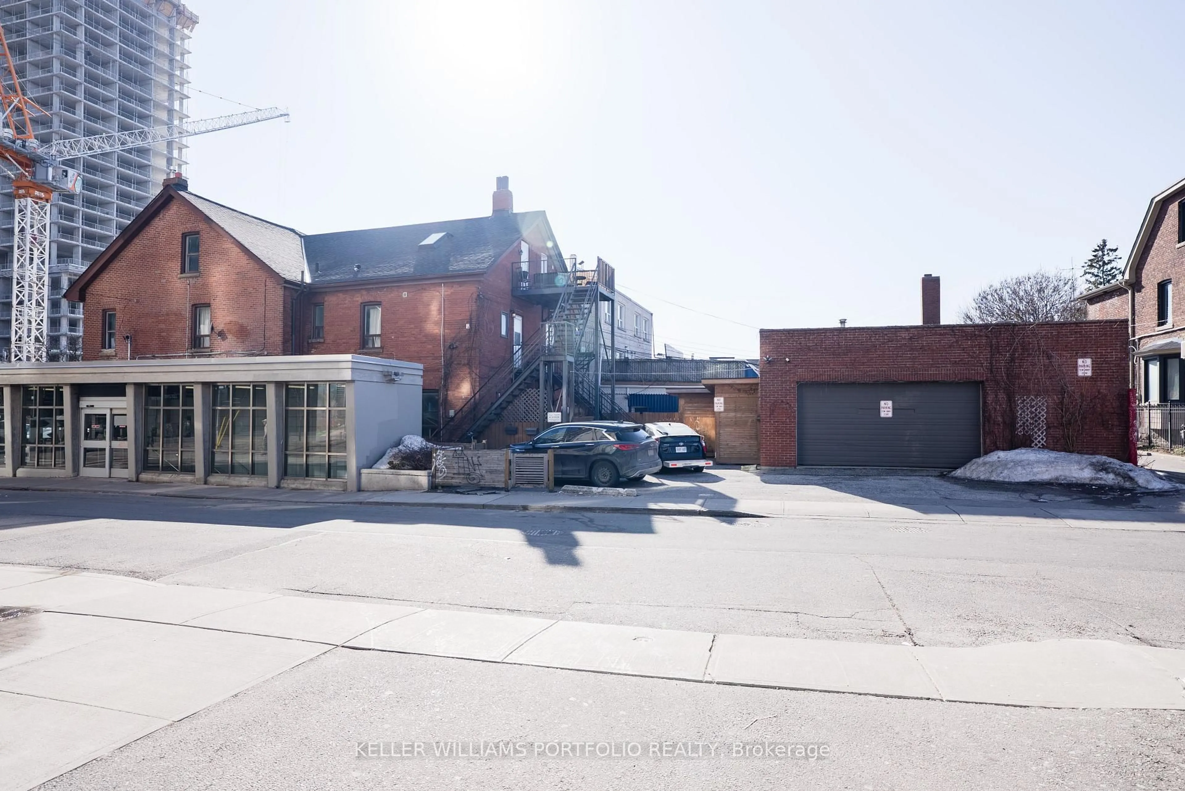 A pic from outside/outdoor area/front of a property/back of a property/a pic from drone, street for 1156 Bloor St, Toronto Ontario M6H 1N1