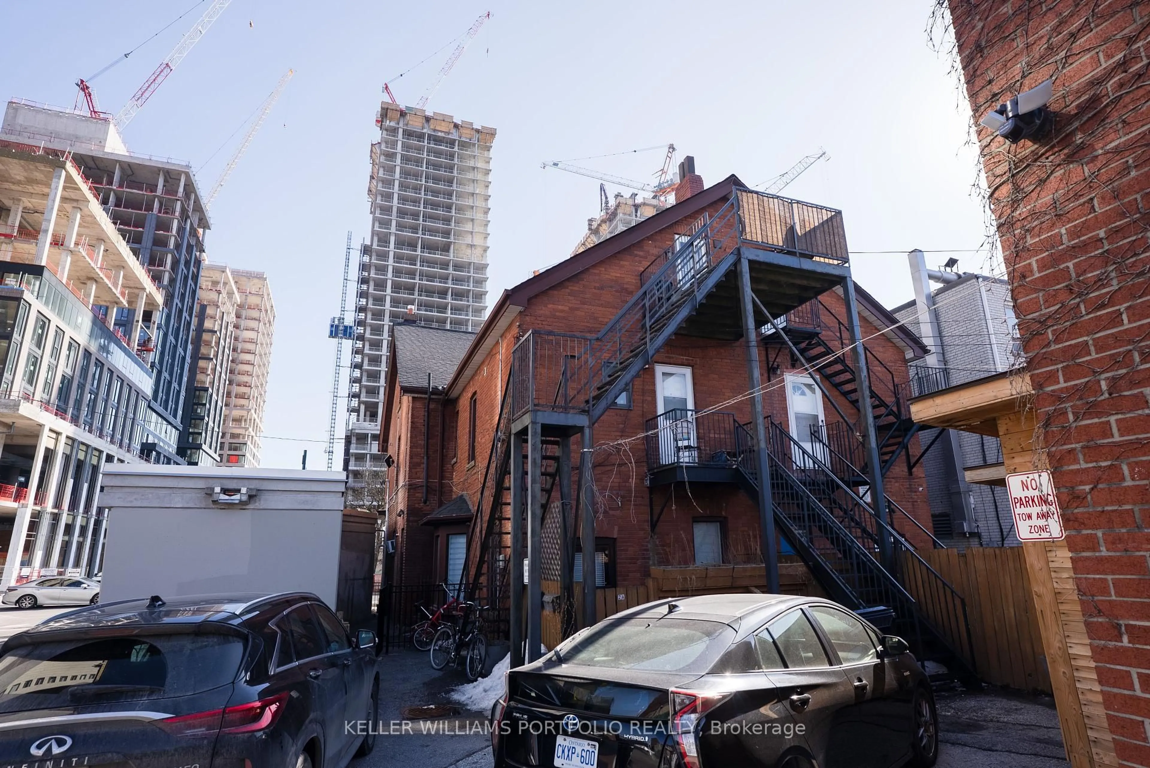 Unknown for 1156 Bloor St, Toronto Ontario M6H 1N1