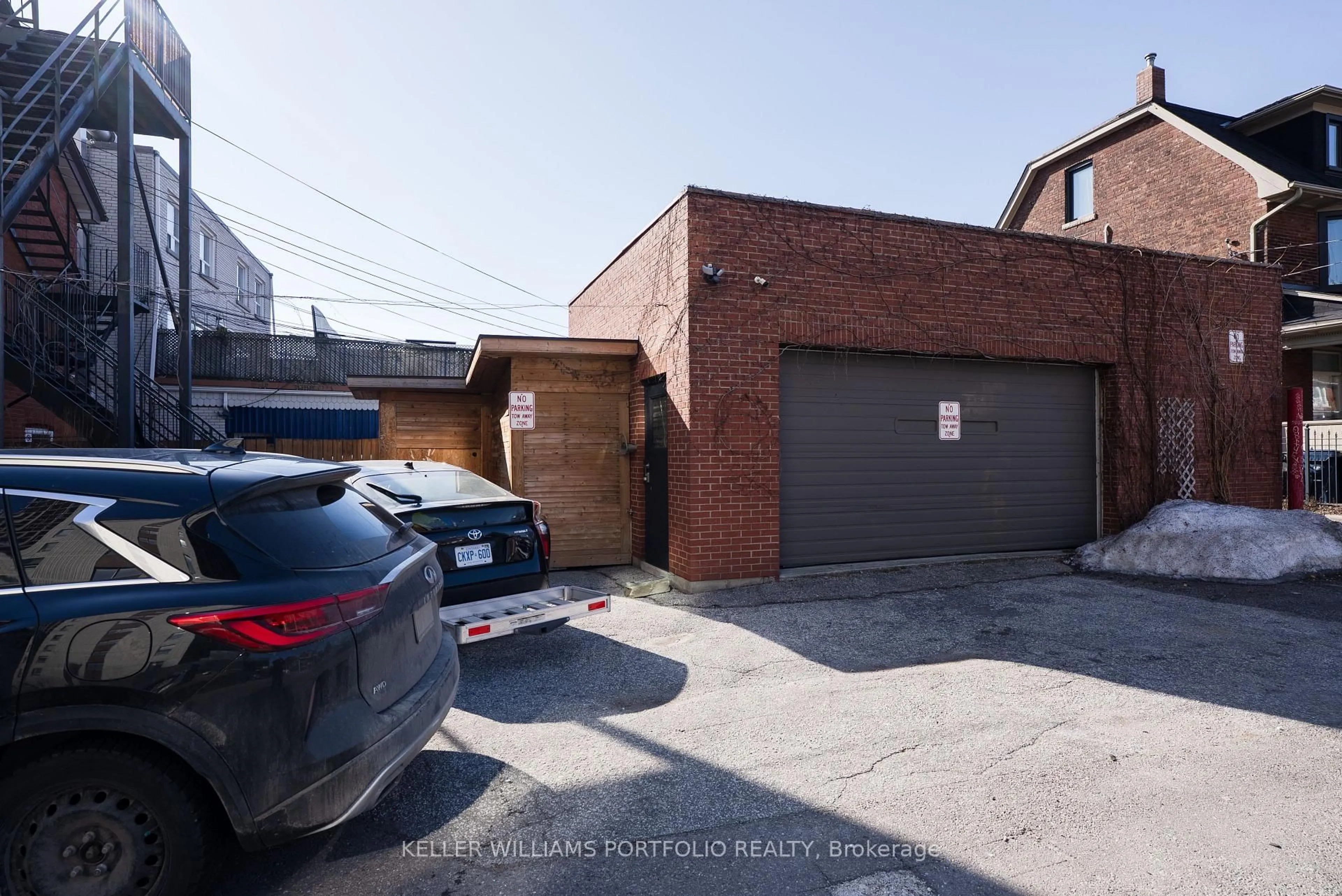 A pic from outside/outdoor area/front of a property/back of a property/a pic from drone, street for 1156 Bloor St, Toronto Ontario M6H 1N1