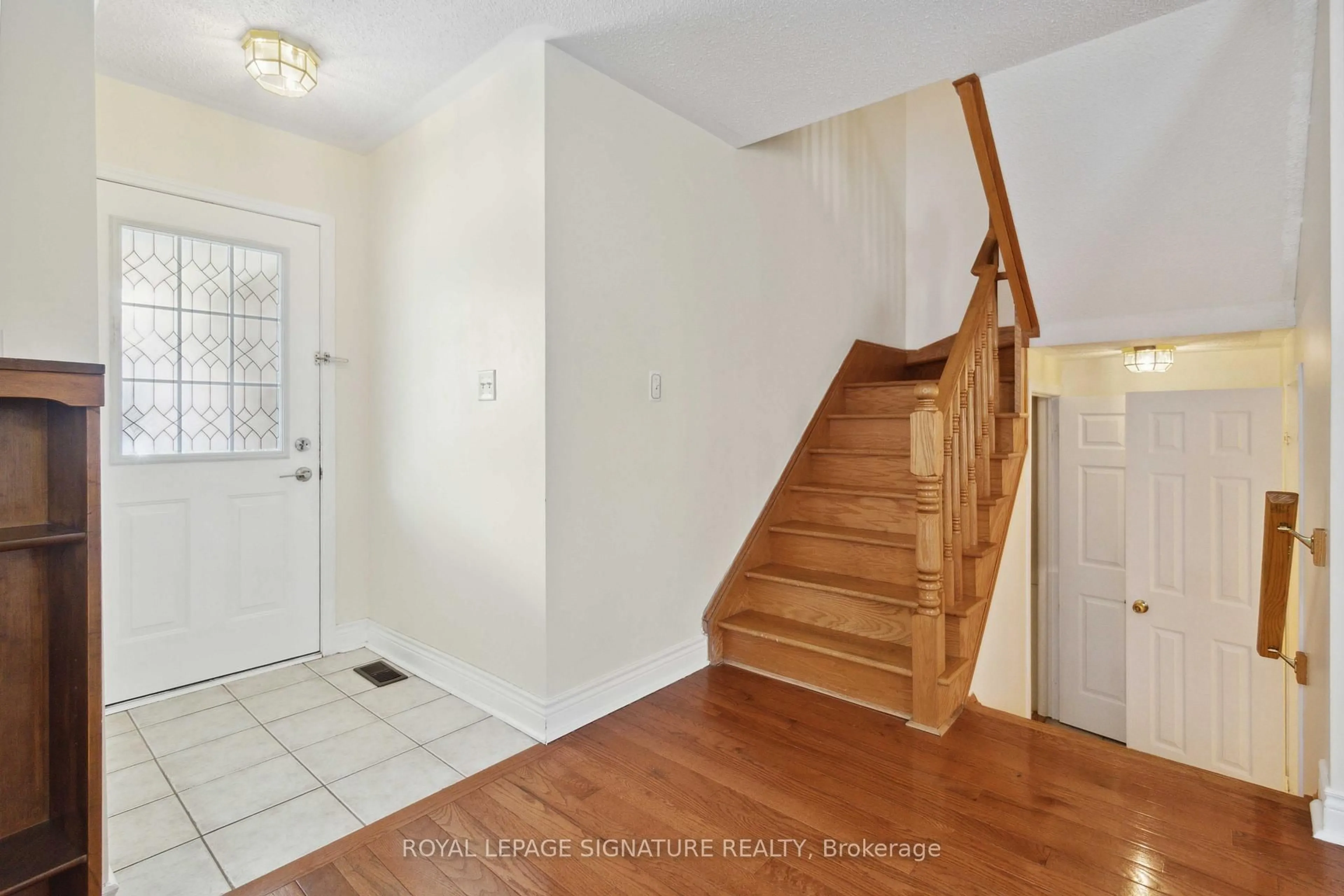 Indoor entryway for 15 Eastway St, Brampton Ontario L6S 6L8