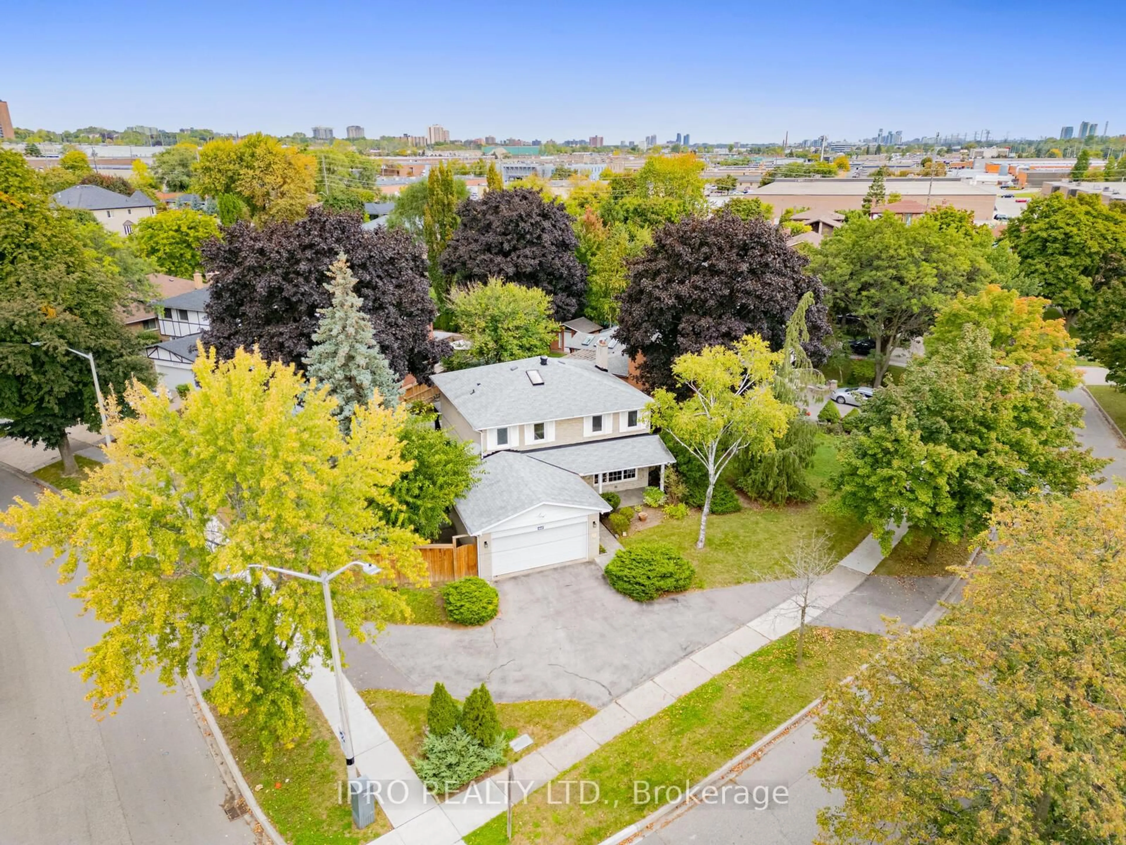A pic from outside/outdoor area/front of a property/back of a property/a pic from drone, street for 447 Edgeworth Rd, Mississauga Ontario L5A 1R6