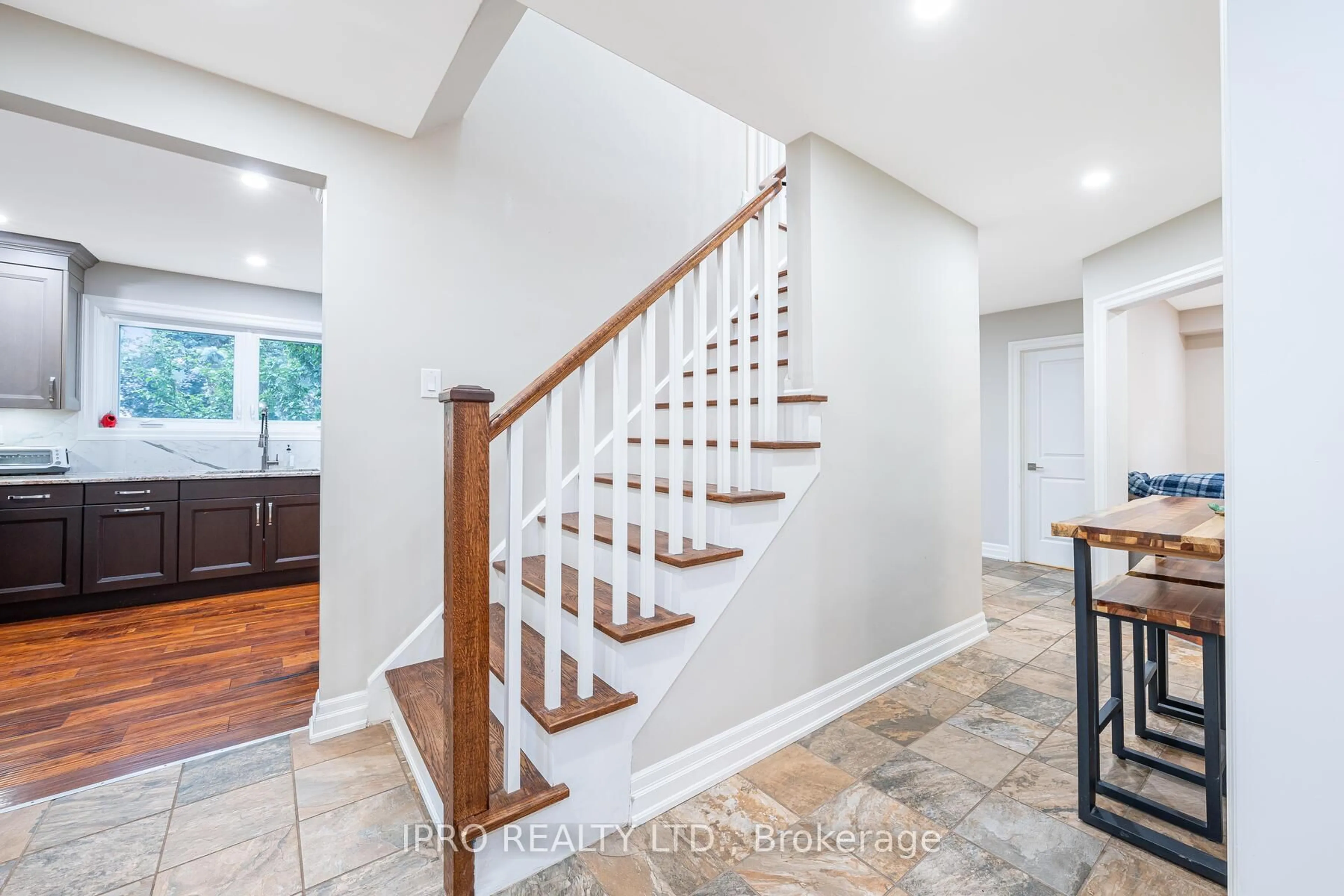 Stairs for 447 Edgeworth Rd, Mississauga Ontario L5A 1R6