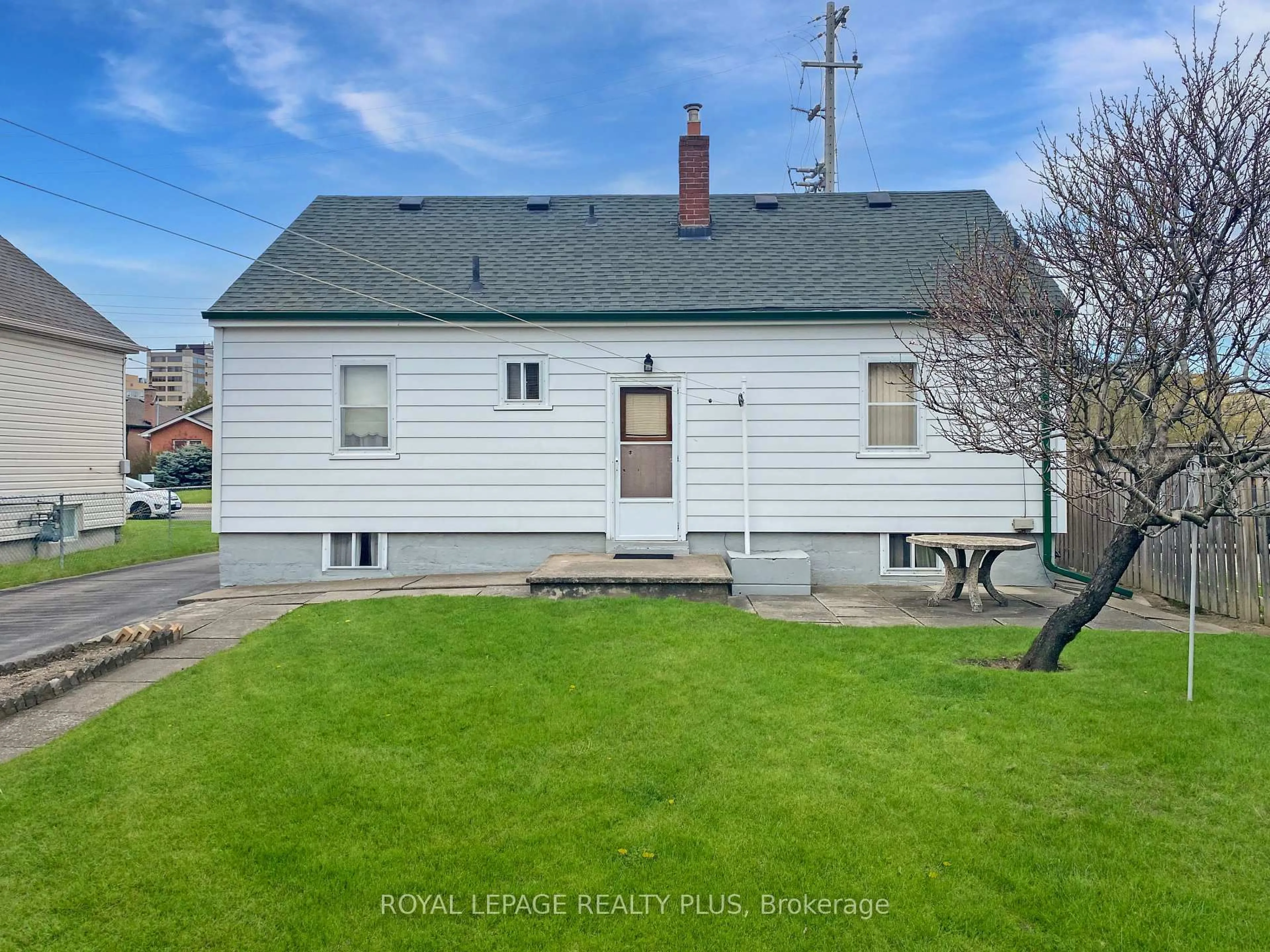 A pic from outside/outdoor area/front of a property/back of a property/a pic from drone, street for 86 King St, Mississauga Ontario L5B 1G9