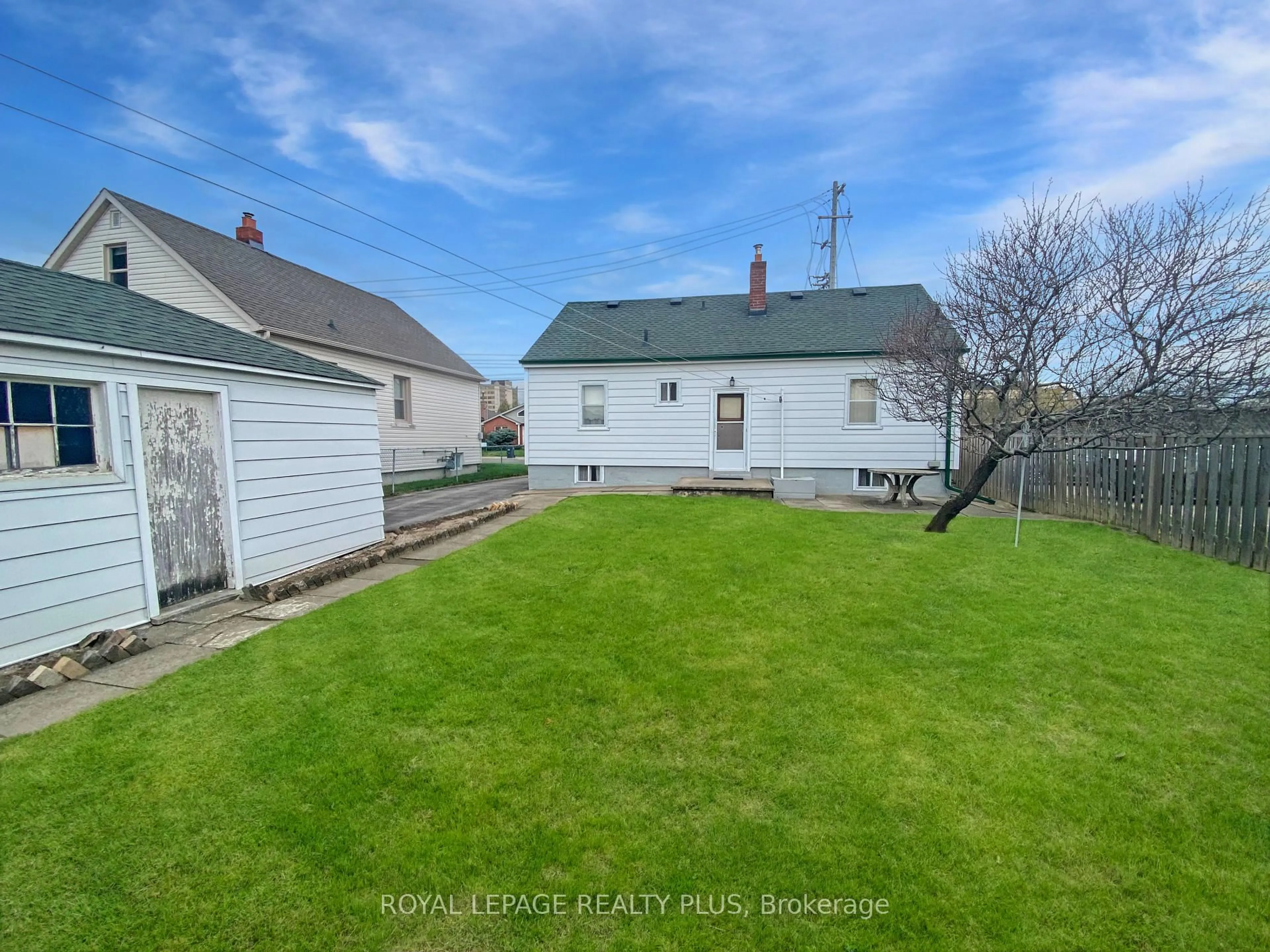 A pic from outside/outdoor area/front of a property/back of a property/a pic from drone, street for 86 King St, Mississauga Ontario L5B 1G9