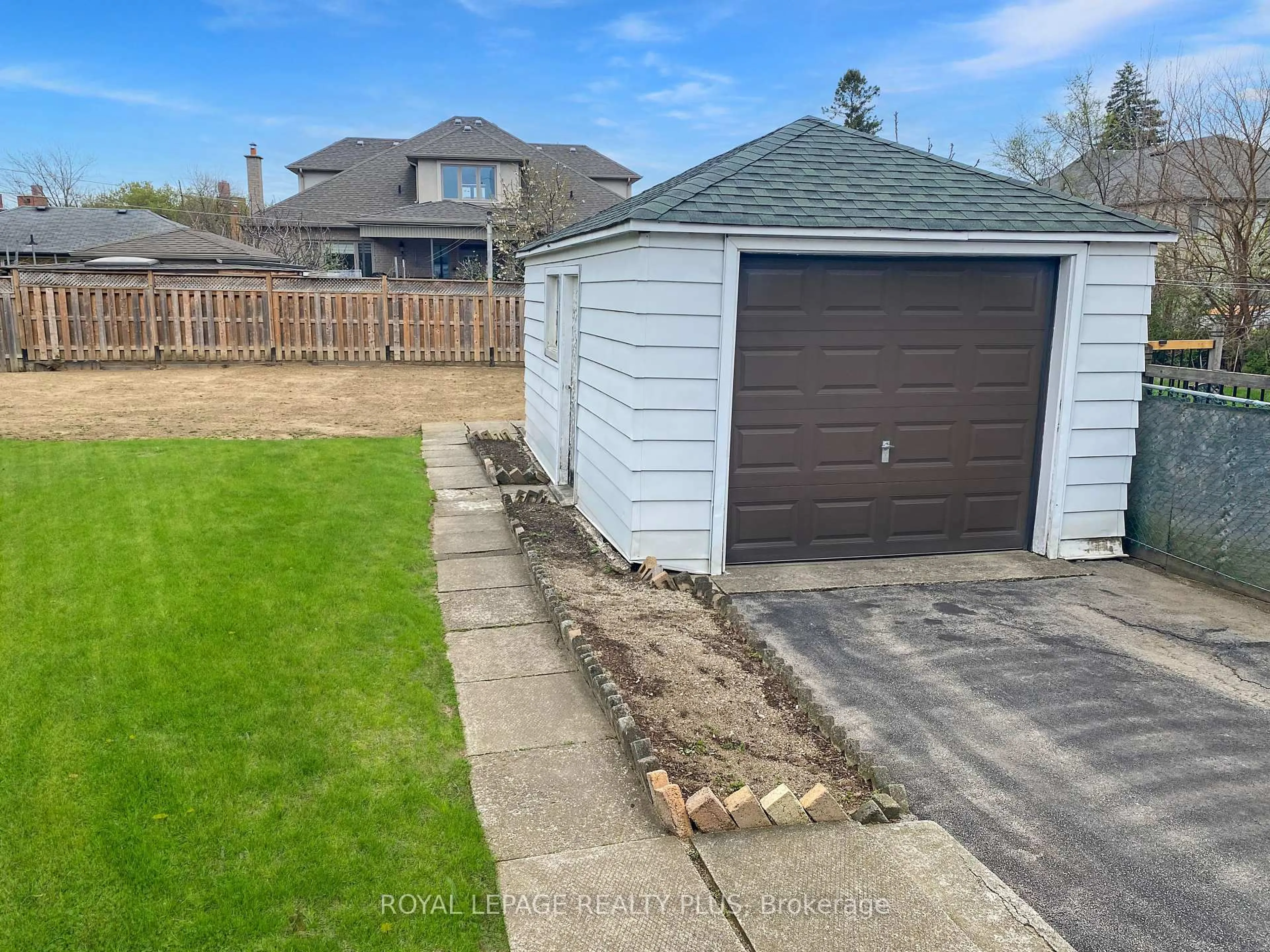 A pic from outside/outdoor area/front of a property/back of a property/a pic from drone, street for 86 King St, Mississauga Ontario L5B 1G9