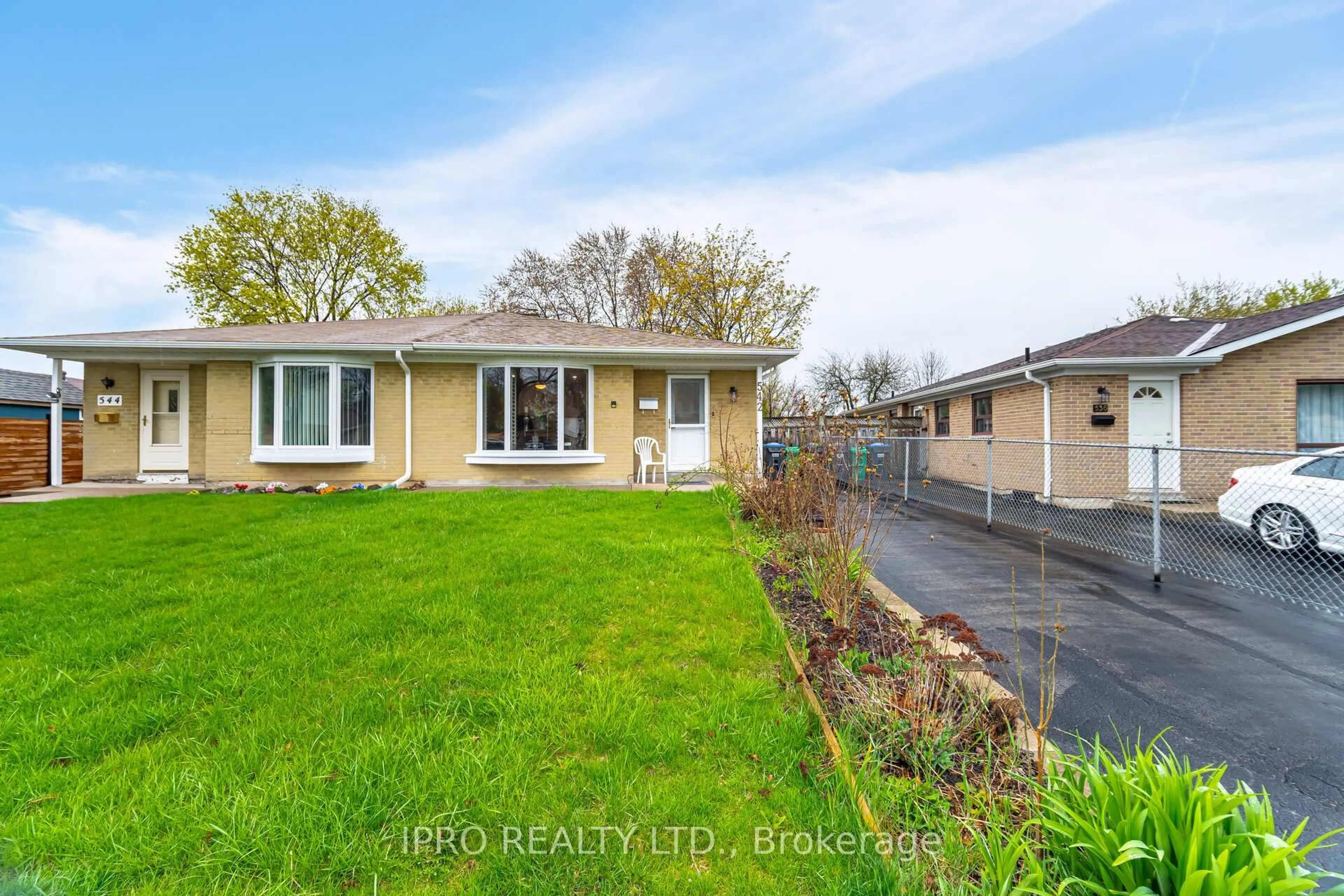 A pic from outside/outdoor area/front of a property/back of a property/a pic from drone, street for 542 Lana Terr, Mississauga Ontario L5A 3B3