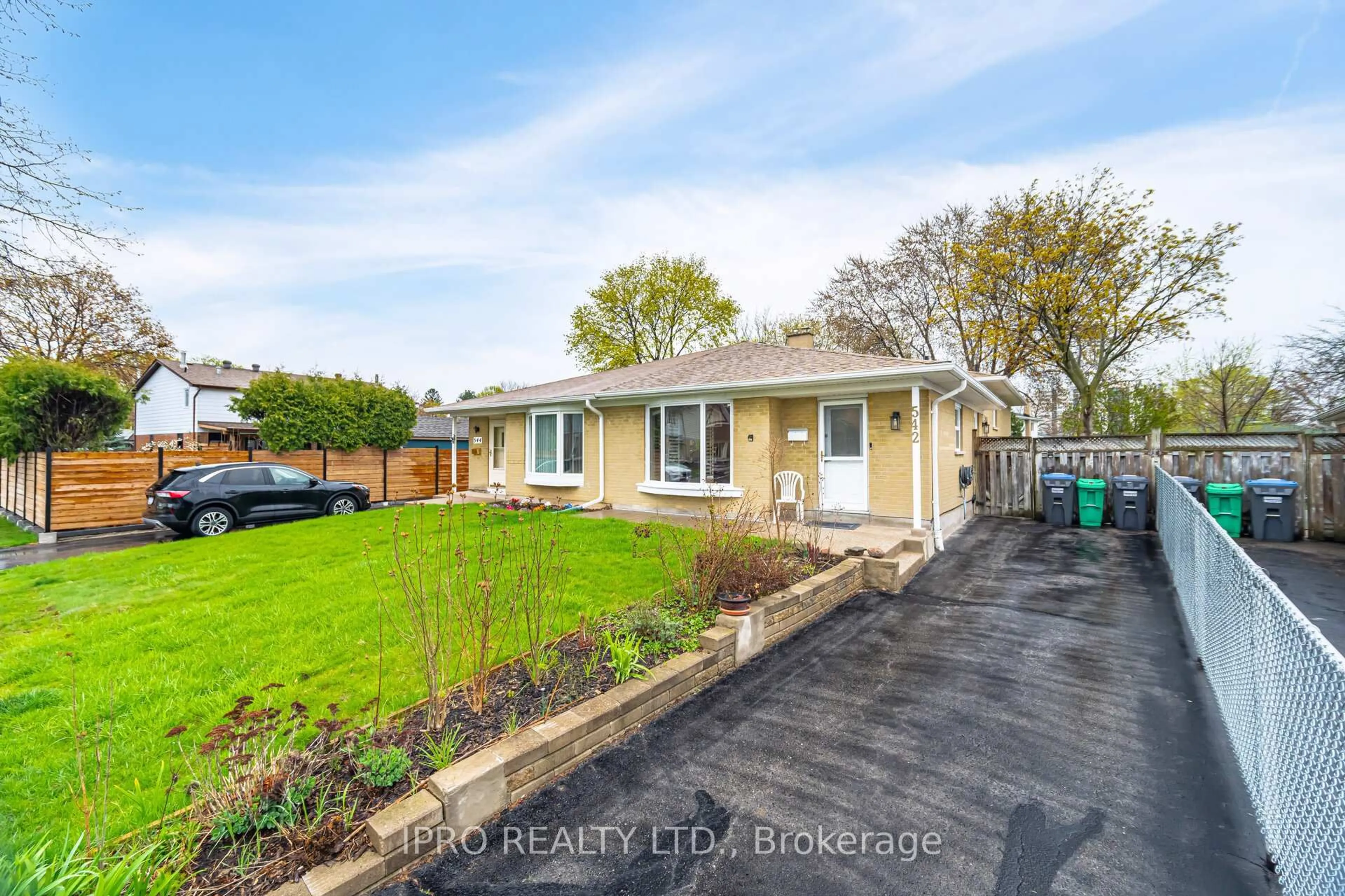 A pic from outside/outdoor area/front of a property/back of a property/a pic from drone, street for 542 Lana Terr, Mississauga Ontario L5A 3B3