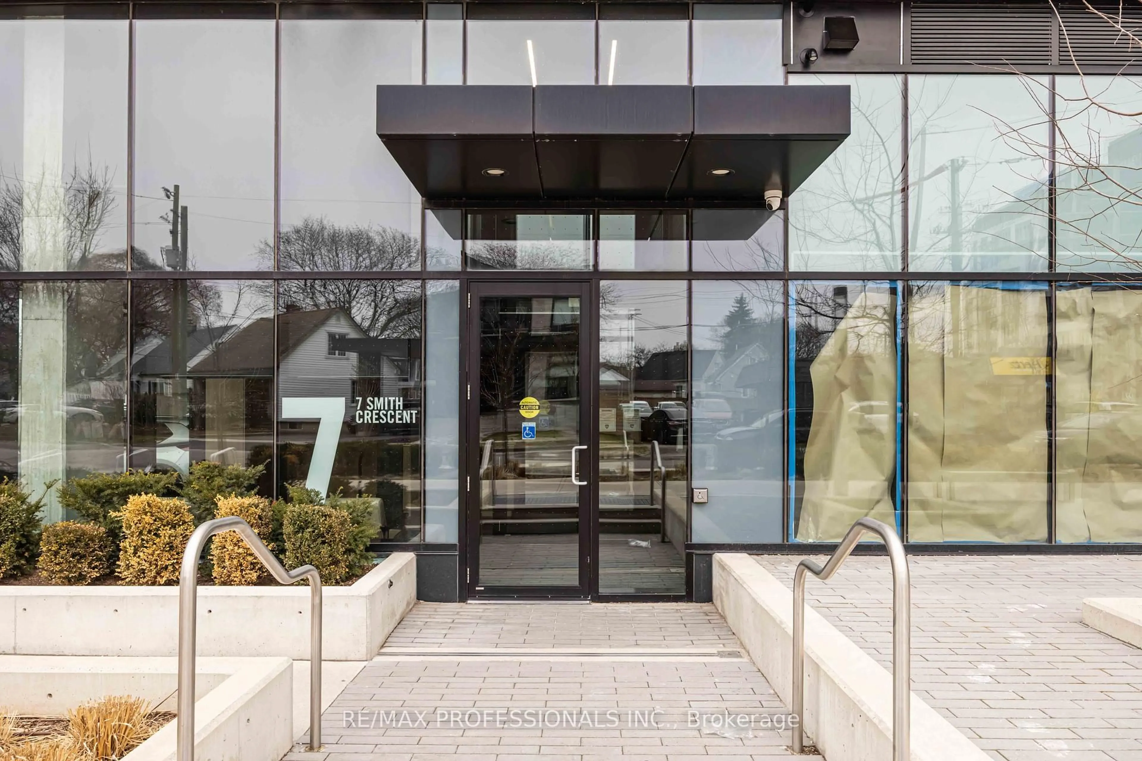 Indoor foyer for 7 Smith Cres #803, Toronto Ontario M8Z 0G3