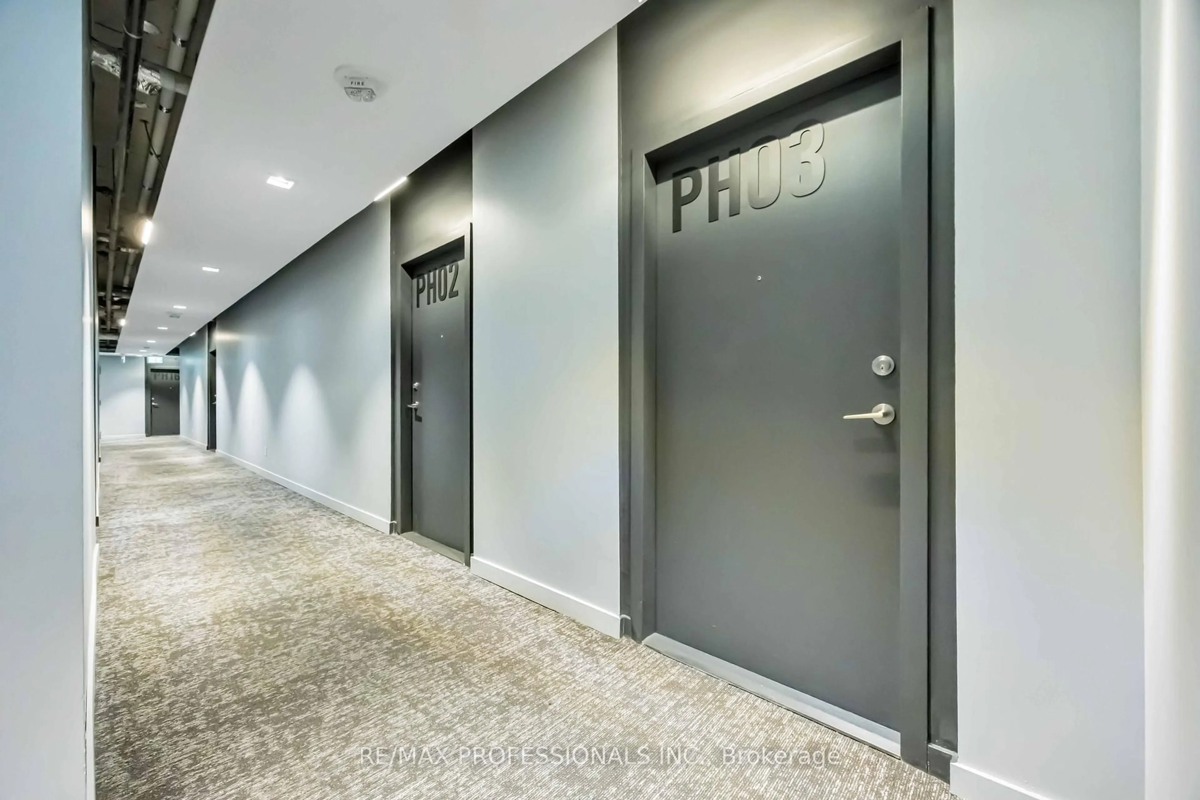 Indoor foyer for 7 Smith Cres #803, Toronto Ontario M8Z 0G3