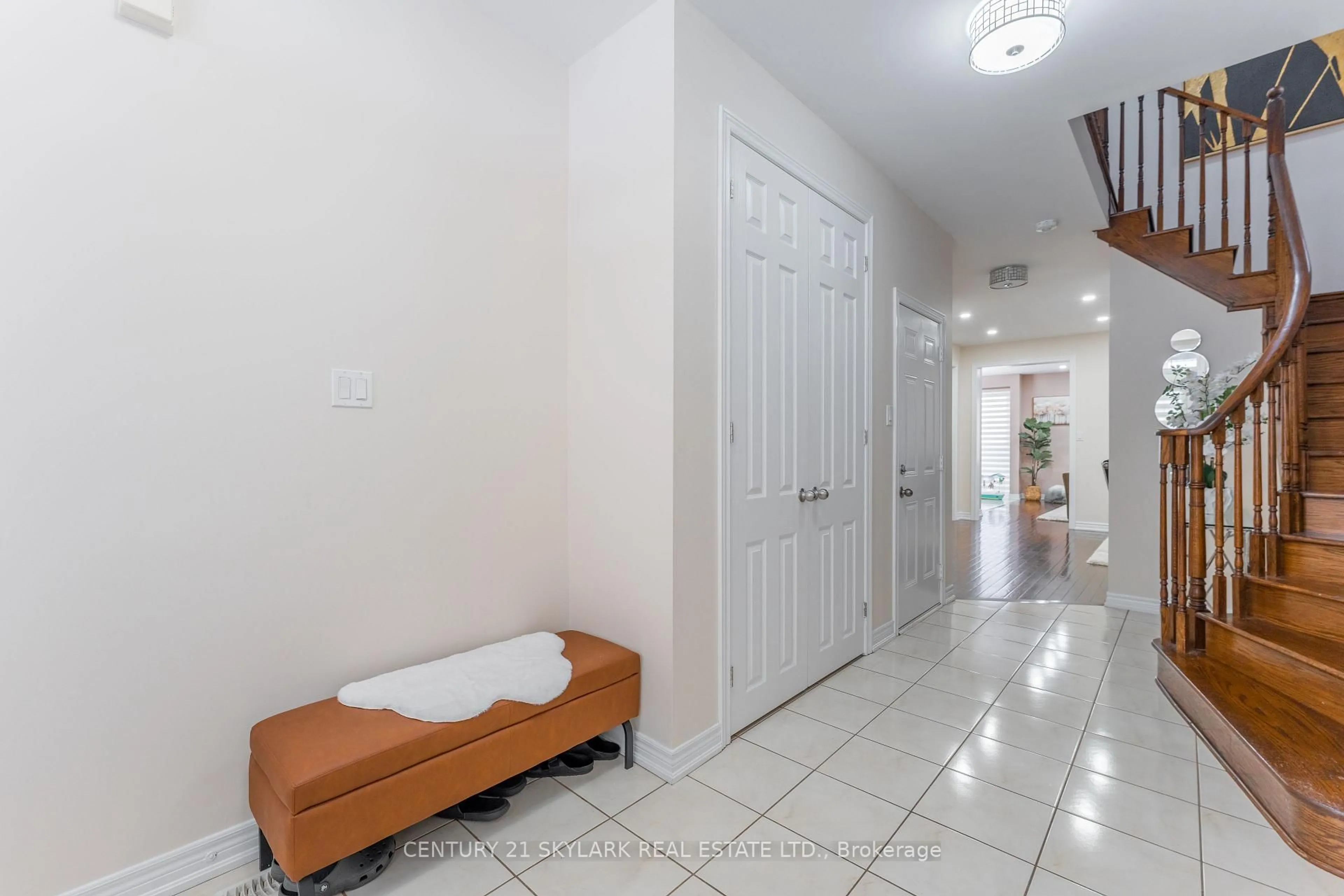 Indoor entryway for 197 Sussexvale Dr, Brampton Ontario L6R 3R1