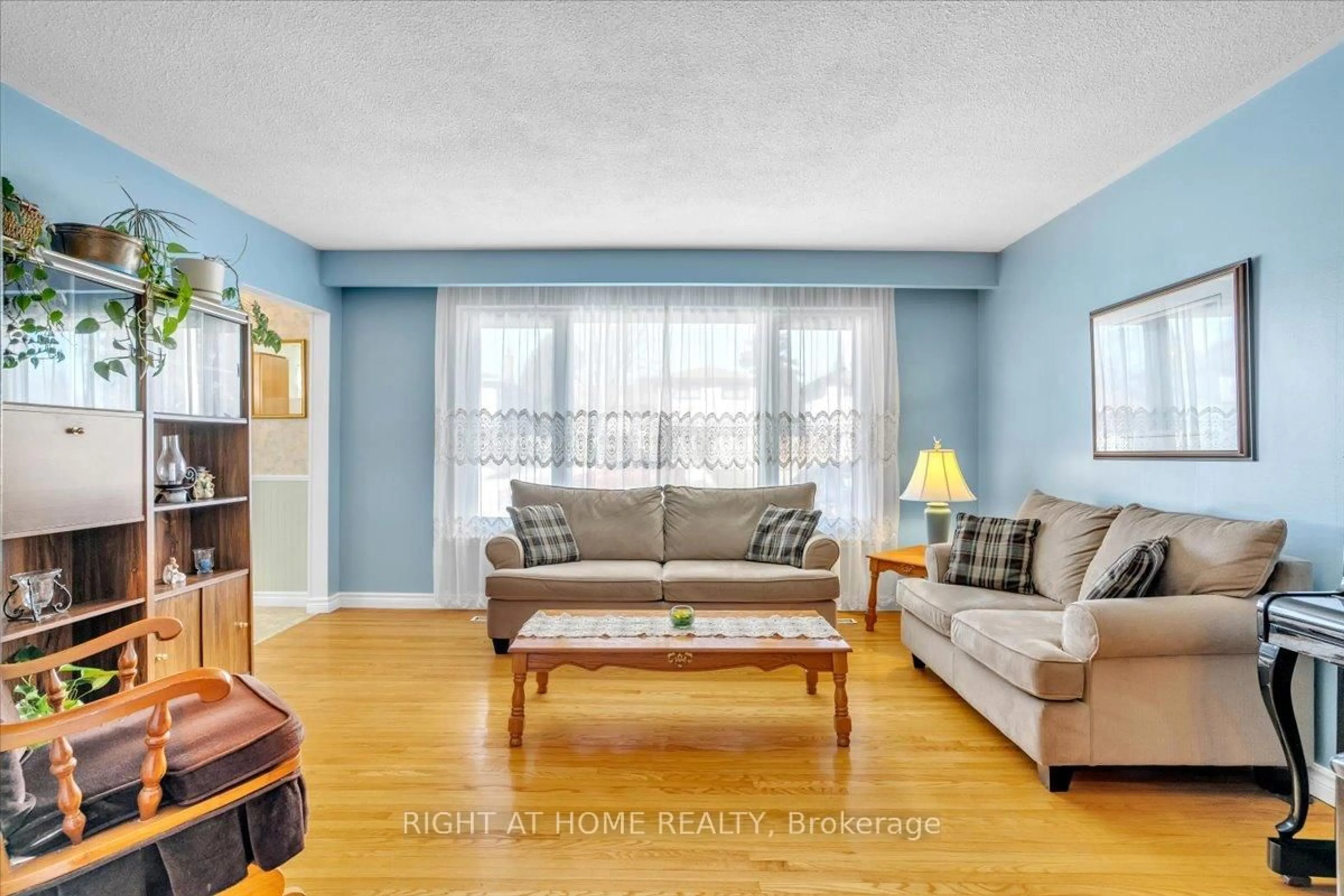 Living room with furniture, unknown for 21 Willis Dr, Brampton Ontario L6W 1A8