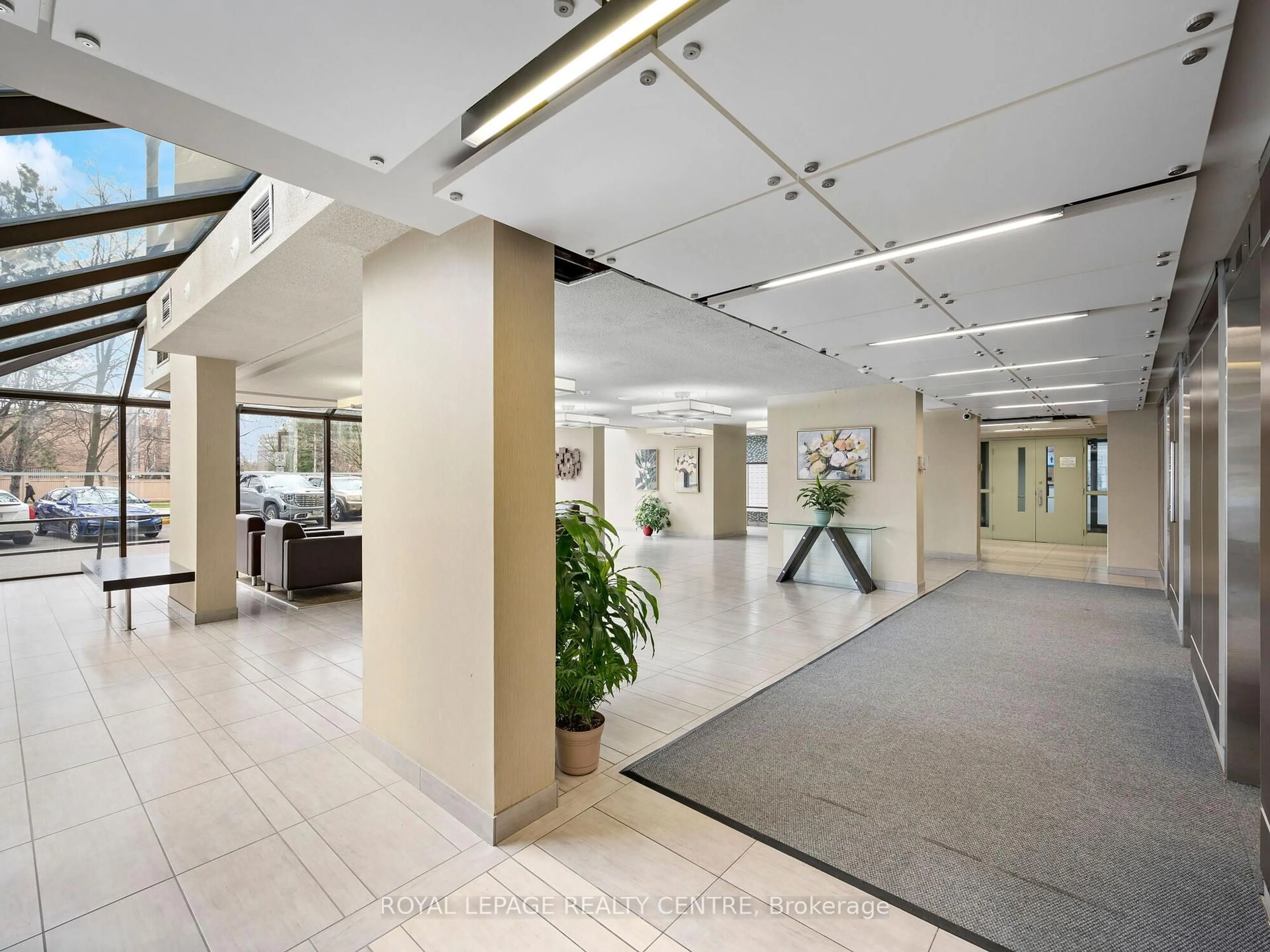 Indoor foyer for 200 Robert Speck Pkwy #602, Mississauga Ontario L4Z 1S3