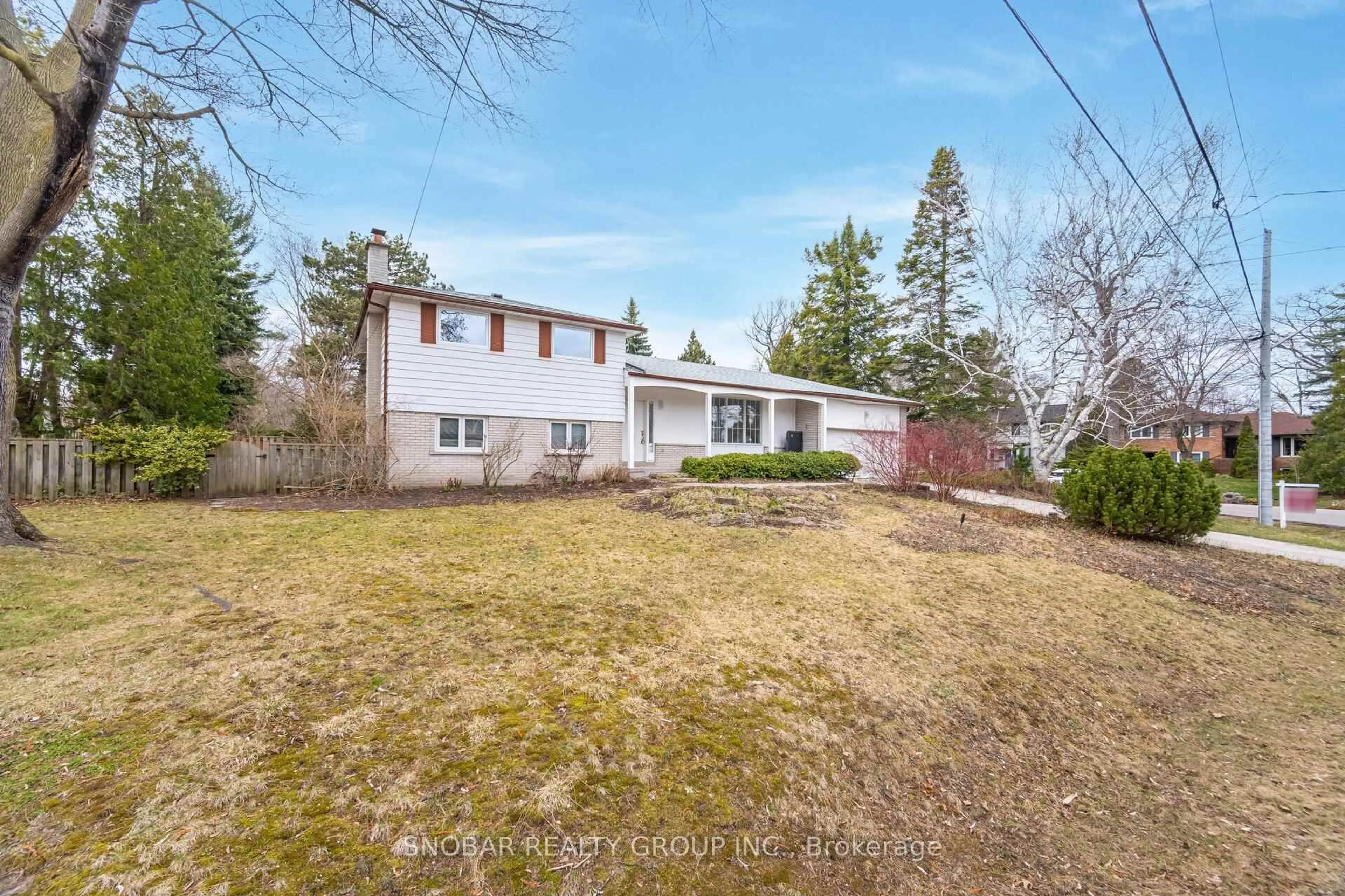 A pic from outside/outdoor area/front of a property/back of a property/a pic from drone, street for 3483 Enniskillen Circ, Mississauga Ontario L5C 2M9
