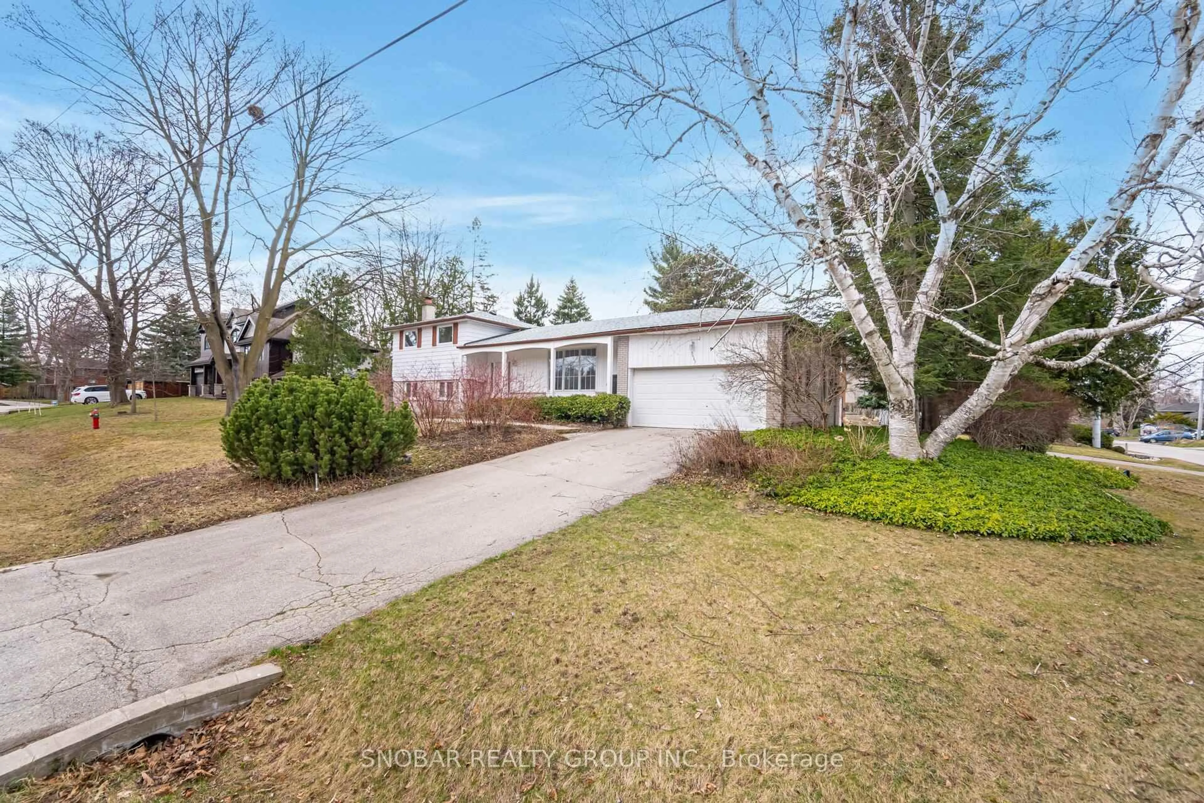 A pic from outside/outdoor area/front of a property/back of a property/a pic from drone, street for 3483 Enniskillen Circ, Mississauga Ontario L5C 2M9