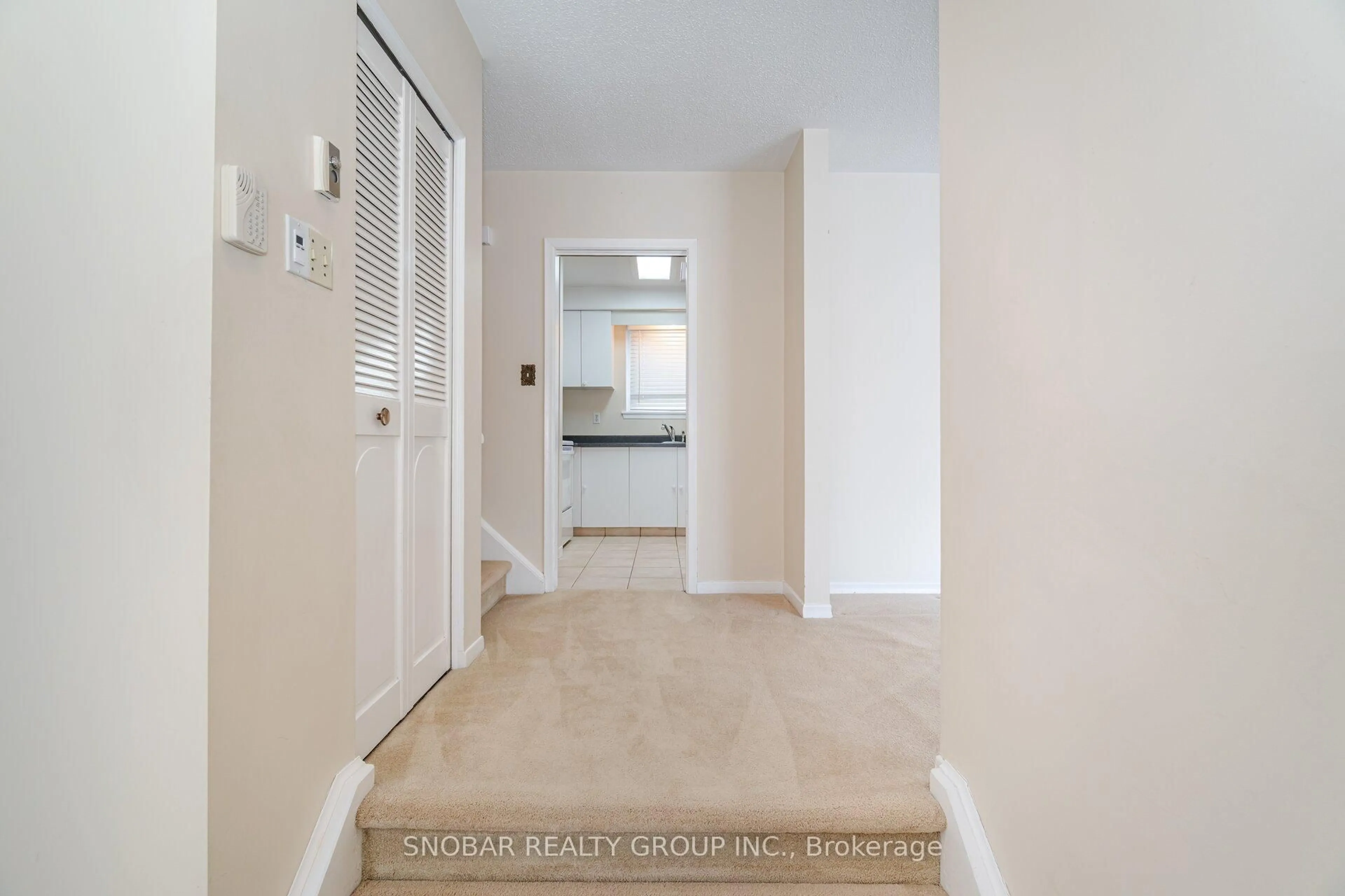 Indoor entryway for 3483 Enniskillen Circ, Mississauga Ontario L5C 2M9