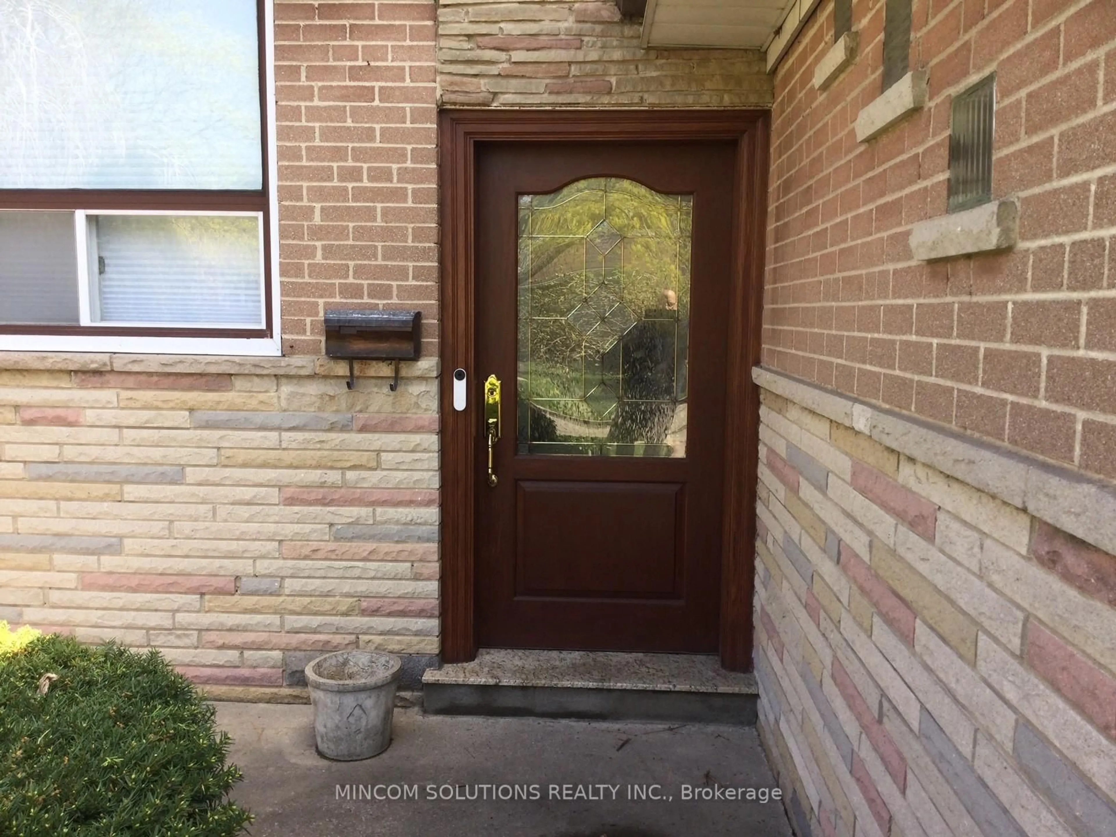 Indoor entryway for 167 Kingsview Blvd, Toronto Ontario M9R 1V7