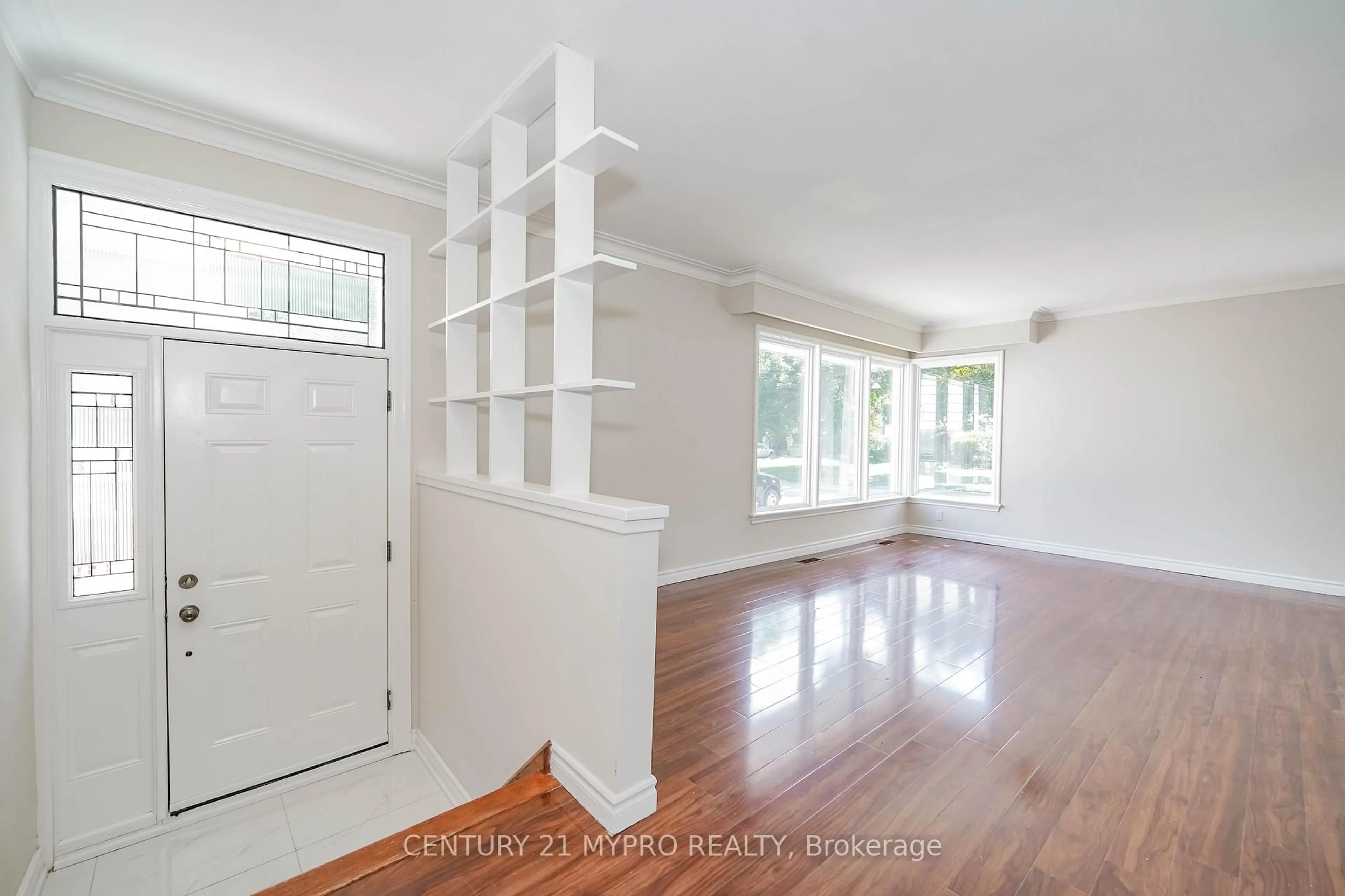 Indoor entryway for 3026 O'hagan Dr, Mississauga Ontario L5C 2C5